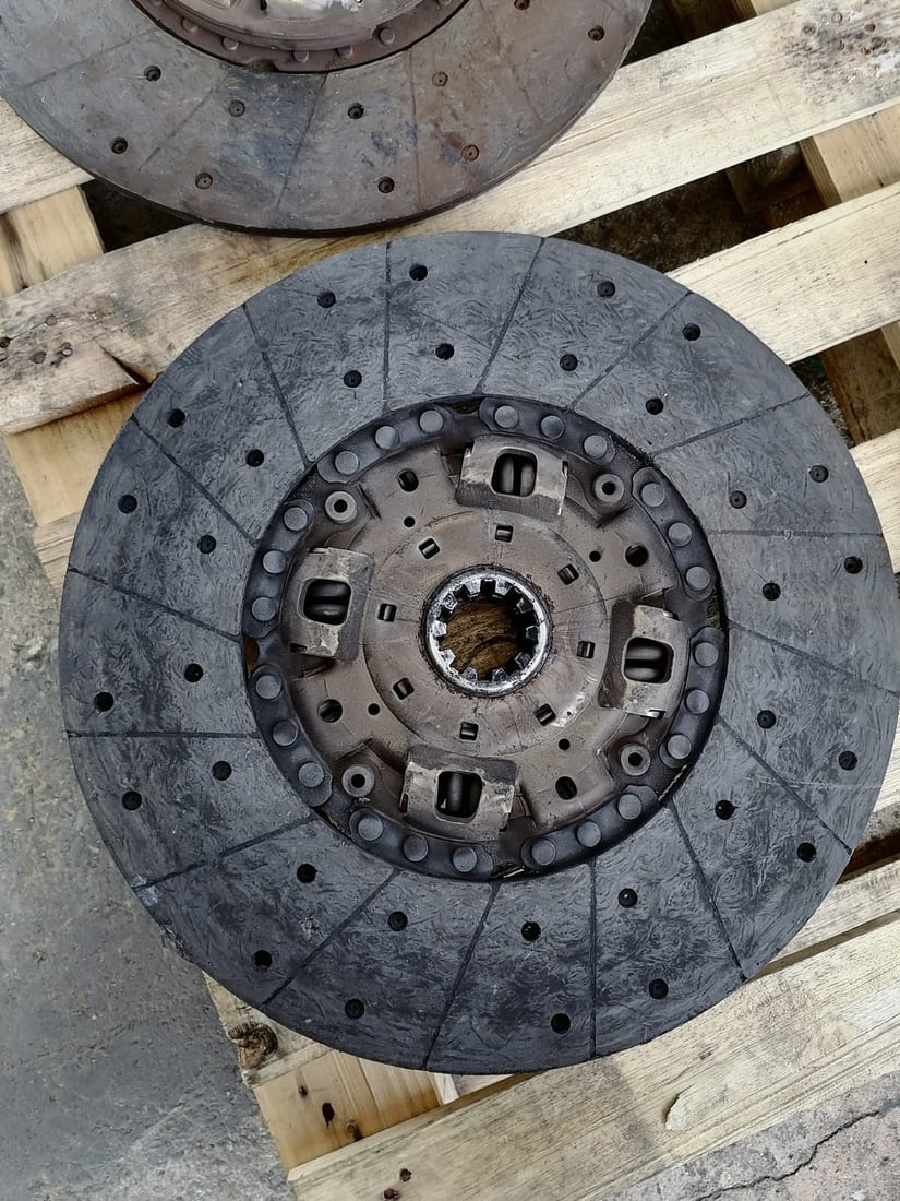 คลัทช์รถบรรทุกก่อนนำไปผลิตใหม่ เป็นอะไหล่รีบิ้ว (rebuilt parts)