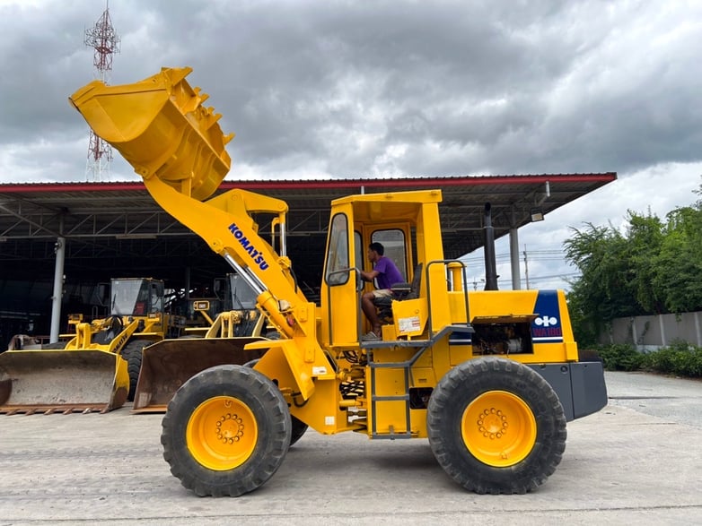 รถตักล้อยาง KOMATSU WA180 บุ้งกี๋ 1.5 คิว ยกสูง 3.3 ม. รถเก่านอกนำเข้า ติดต่อ Line jiraroj2909