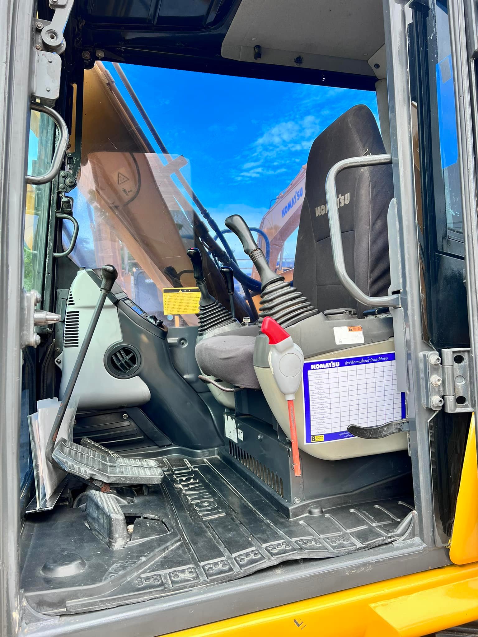 ขายแบคโฮ Komatsu PC70-8 ใช้งานน้อย 4500ชม. 086-4631102 ขายแบคโฮ Komatsu PC70-8 ใช้งานน้อย 4500ชม. 086-4631102