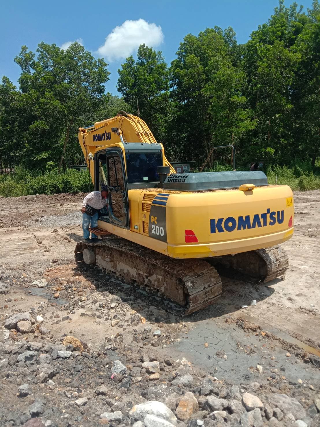 ขายแบคโฮรุ่นฮิต Komatsu PC200-8MO พร้อมใช้งาน 086-4631102