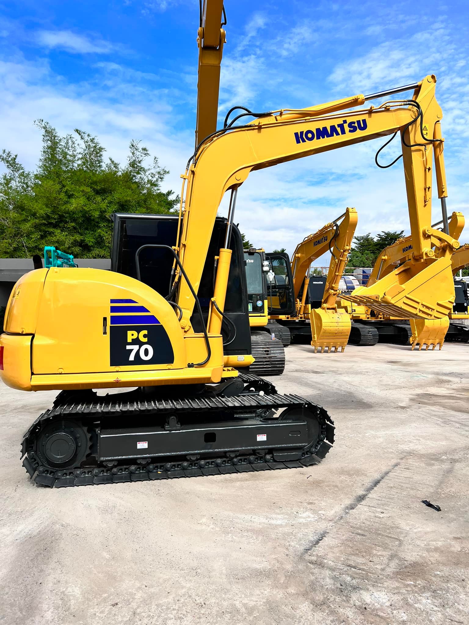 ขายแบคโฮ Komatsu PC70-8 ใช้งานน้อย 4500ชม. 086-4631102 ขายแบคโฮ Komatsu PC70-8 ใช้งานน้อย 4500ชม. 086-4631102