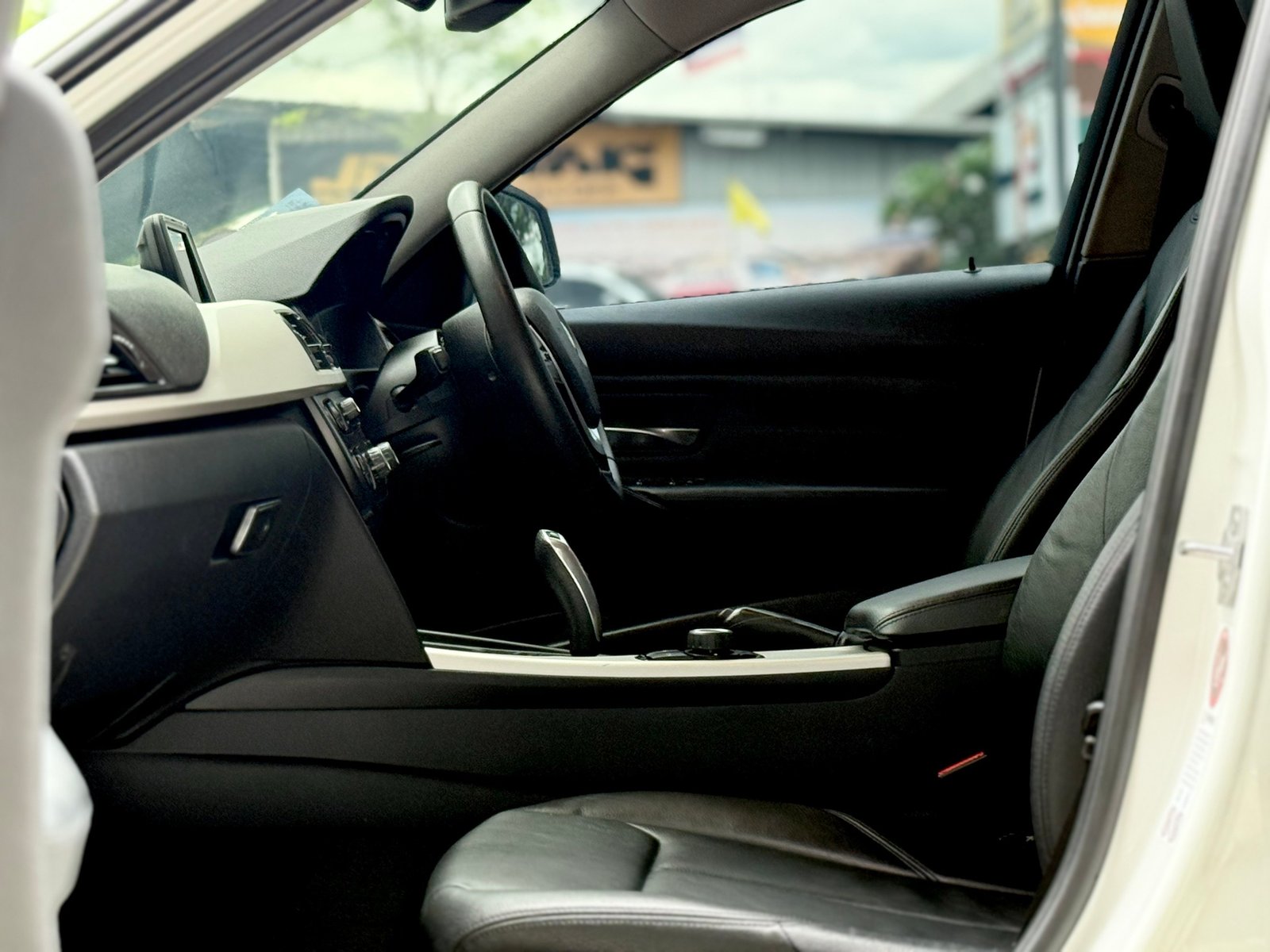 BMW F30 316i สวยมีเสน่ห์ สภาพสมบูรณ์ ขับดีมาก BMW F30 316i สวยมีเสน่ห์ สภาพสมบูรณ์ ขับดีมาก