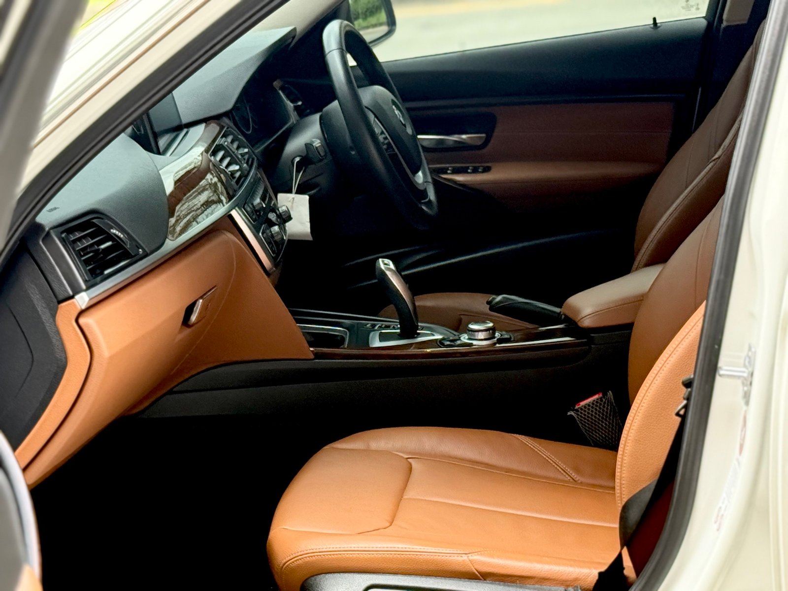 F30 320i Luxury ใช้น้อย สวยมีเสน่ห์ น็อตเดิมทั้งคัน F30 320i Luxury ใช้น้อย สวยมีเสน่ห์ น็อตเดิมทั้งคัน