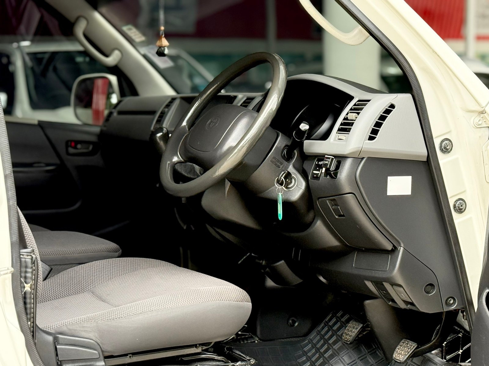 Commuter 2.7 MT เบนซิน+NGVศูนย์ เครดิตดีฟรีดาวน์ Commuter 2.7 MT เบนซิน+NGVศูนย์ เครดิตดีฟรีดาวน์