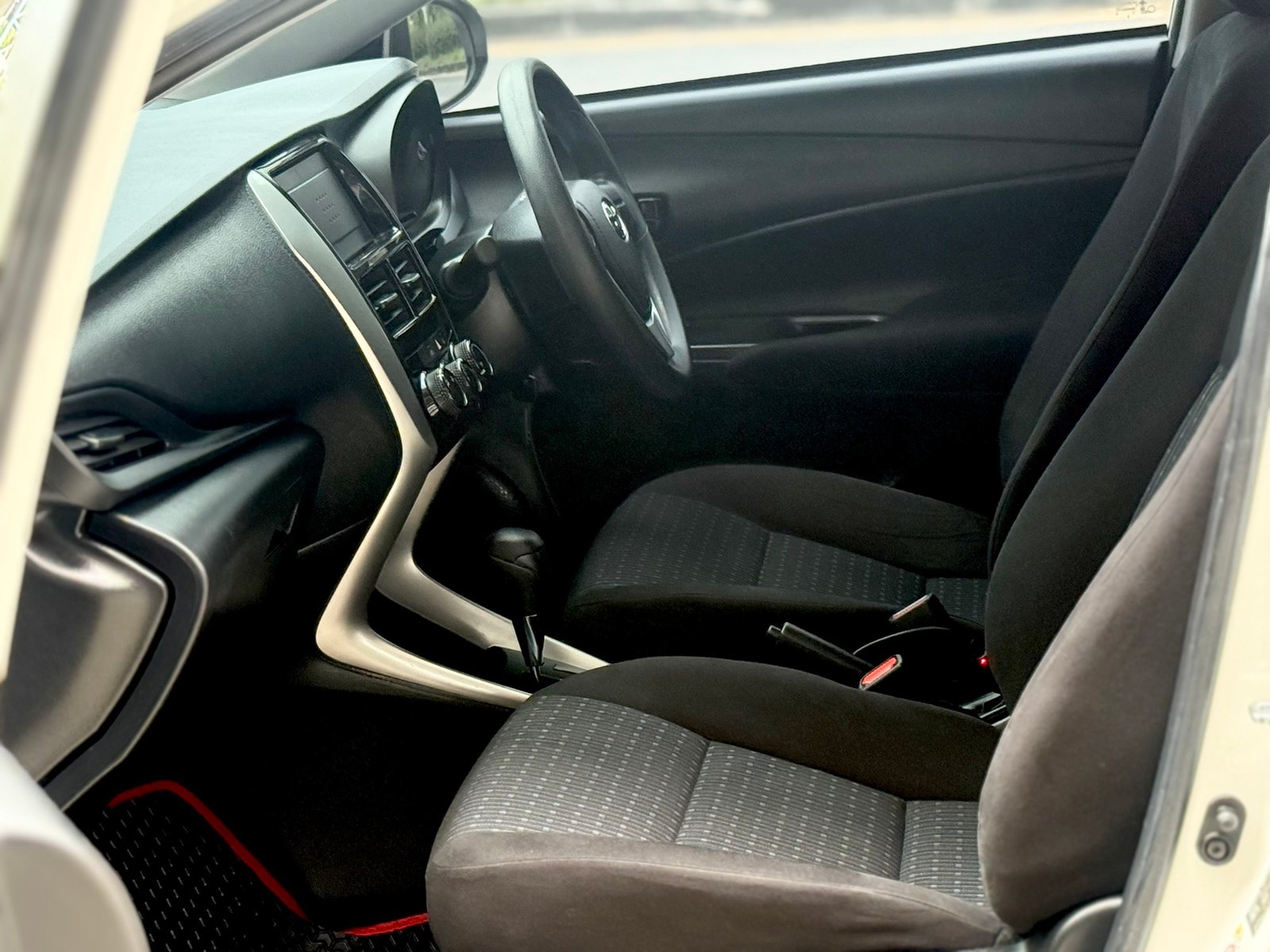 Yaris Ativ 1.2 Auto มือเดียว สวยมีเสน่ห์ ไม่เคยชน Yaris Ativ 1.2 Auto มือเดียว สวยมีเสน่ห์ ไม่เคยชน