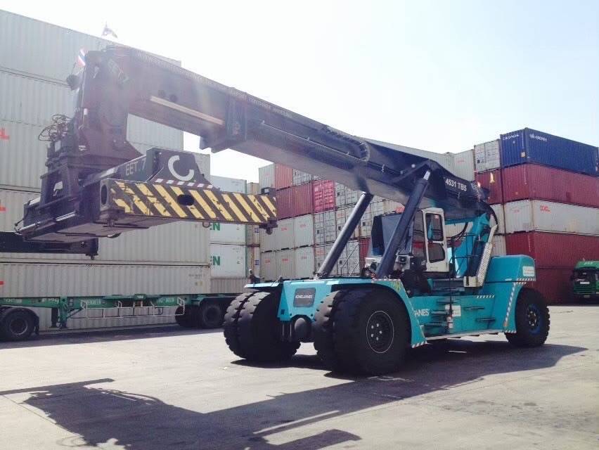 รถยกตู้ Reach Stackers
