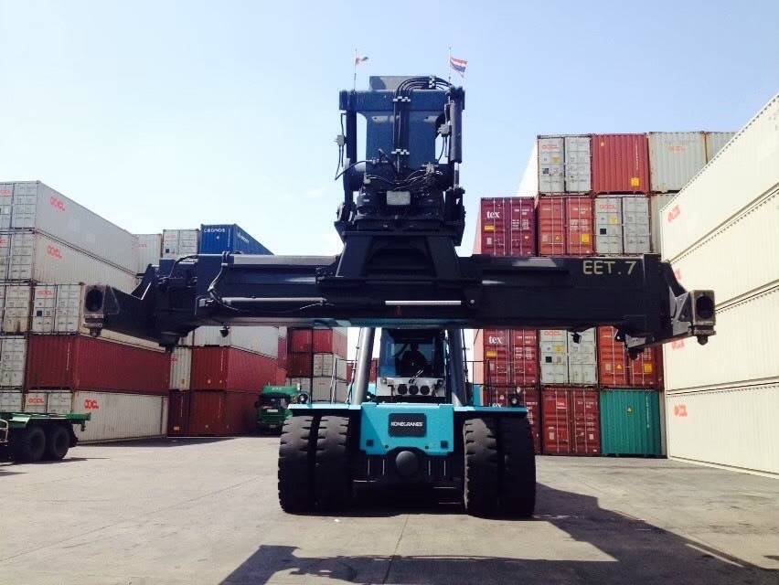 รถยกตู้ Reach Stackers