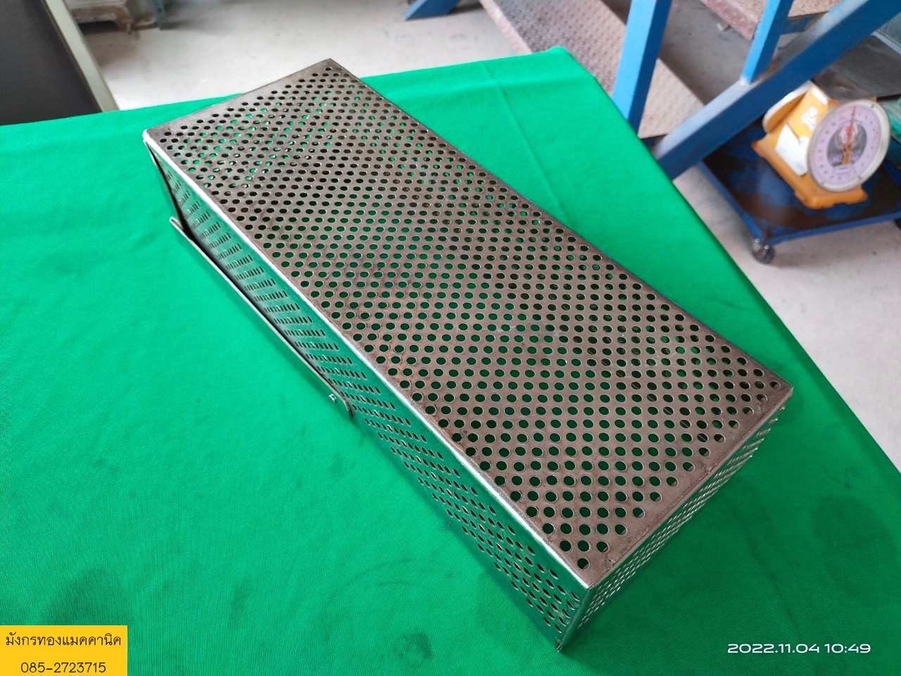 กระบะสแตนเลส ขนาด 15x40x9 ซม. ด้านข้างเปิดได้ตามภาพ สแตนเลสหนา แข็งแรง ใบละ 190 บาทไม่รวมส่ง มี 9 ใบ