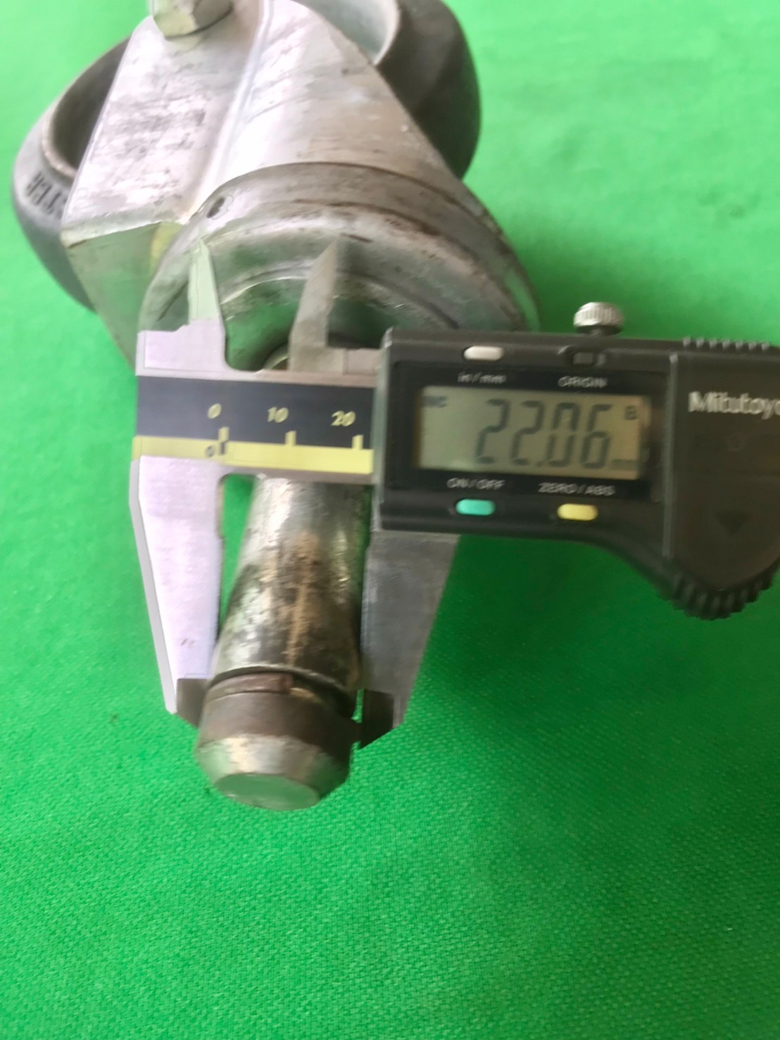 ลูกล้อ HAMMER ขนาด 5 นิ้ว มีเบรก 2 ล้อ ล้อหมุนได้ 4 ล้อ ล้อยางแน่นๆ เข็นไม่ดัง ไม่เป็นรอยค่ะ ล้อลื่นดี แข็งแรงรับน้ำหนักได้ดี ราคาชุดละ 600 บาทไม่รวมส่งค่ะ มี 2 ชุด ลูกล้อ HAMMER ขนาด 5 นิ้ว มีเบรก 2 ล้อ ล้อหมุนได้ 4 ล้อ ล้อยางแน่นๆ เข็นไม่ดัง ไม่เป็นรอยค่ะ ล้อลื่นดี แข็งแรงรับน้ำหนักได้ดี ราคาชุดละ 600 บาทไม่รวมส่งค่ะ มี 2 ชุด