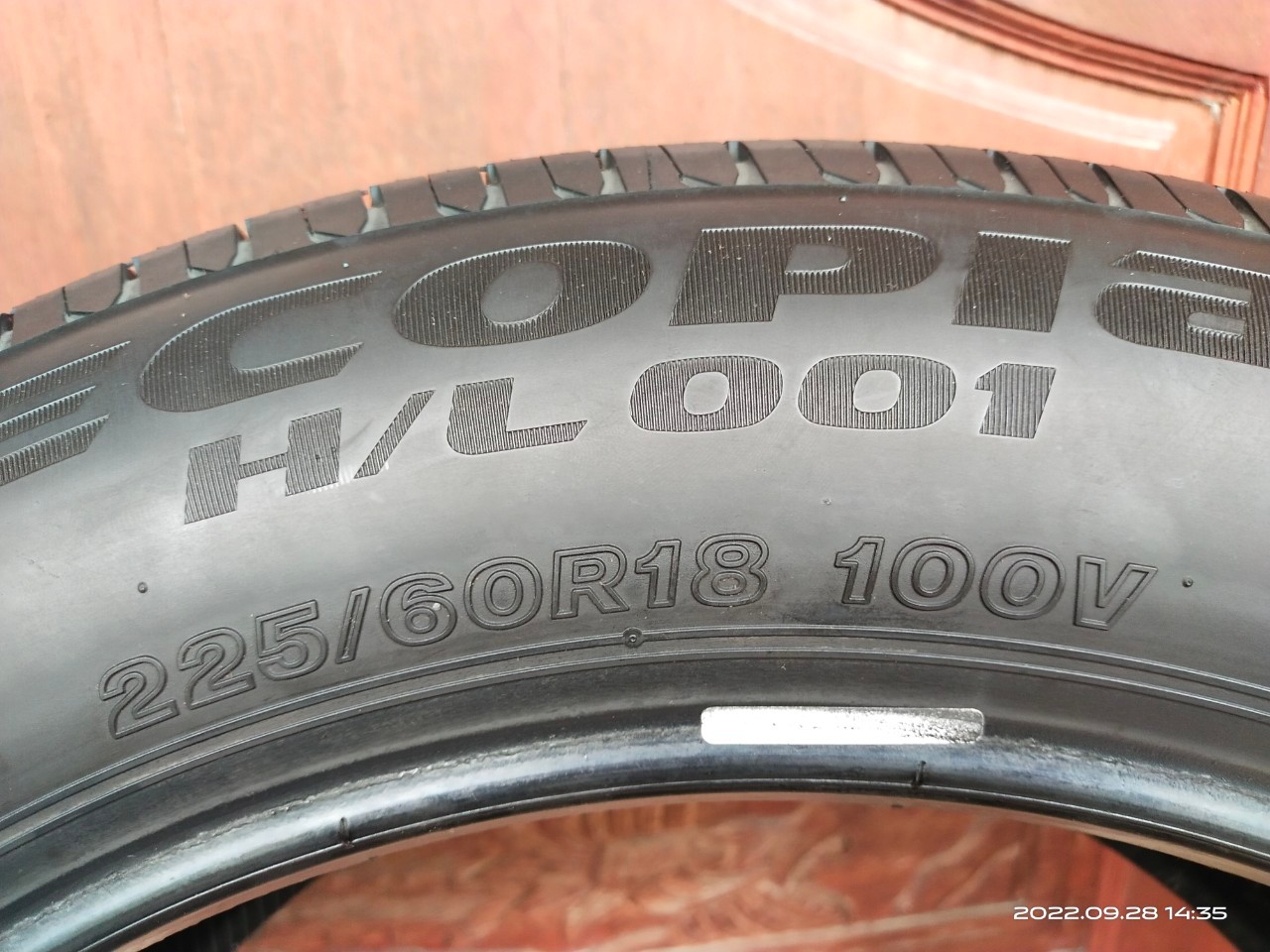 ยางบริดสโตน เบอร์ 225/60R18 ปี 19 มีรั่ว 1 เส้น สภาพยางยังดี ราคา 2 เส้น 1,000 บาทไม่รวมส่งค่ะ