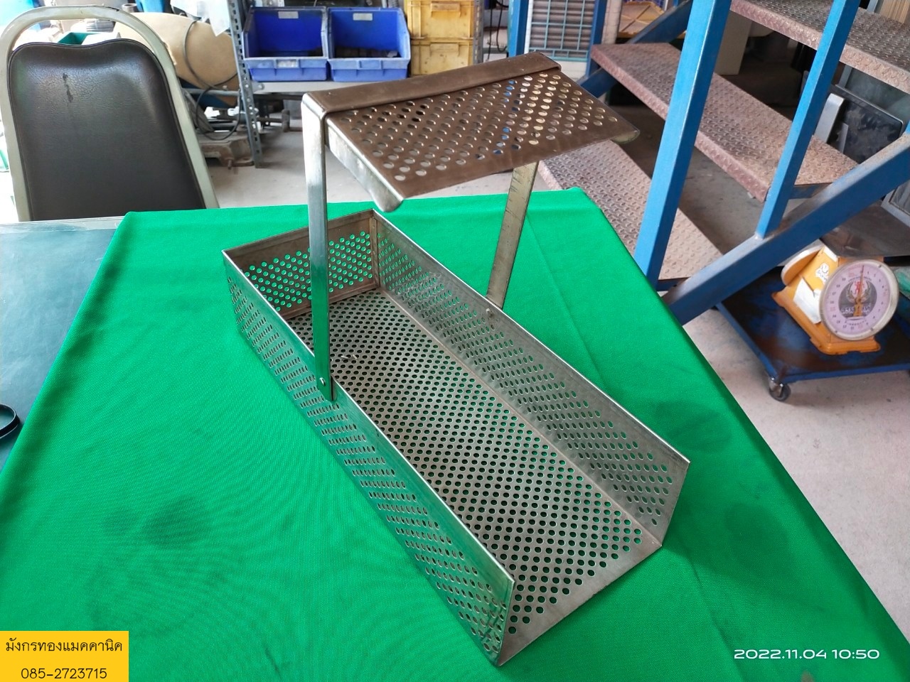 กระบะสแตนเลส ขนาด 15x40x9 ซม. ด้านข้างเปิดได้ตามภาพ สแตนเลสหนา แข็งแรง ใบละ 190 บาทไม่รวมส่ง มี 9 ใบ