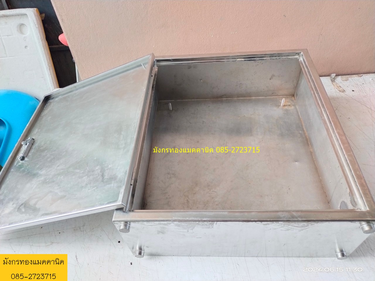 ตู้คอนโทรลไฟฟ้าสแตนเลส ขนาด 48x55x18 ซม. สแตนเลสหนาหนัก มีรูเจาะตามภาพ  สภาพสวย ราคา 2,500 บาทไม่รวมส่ง