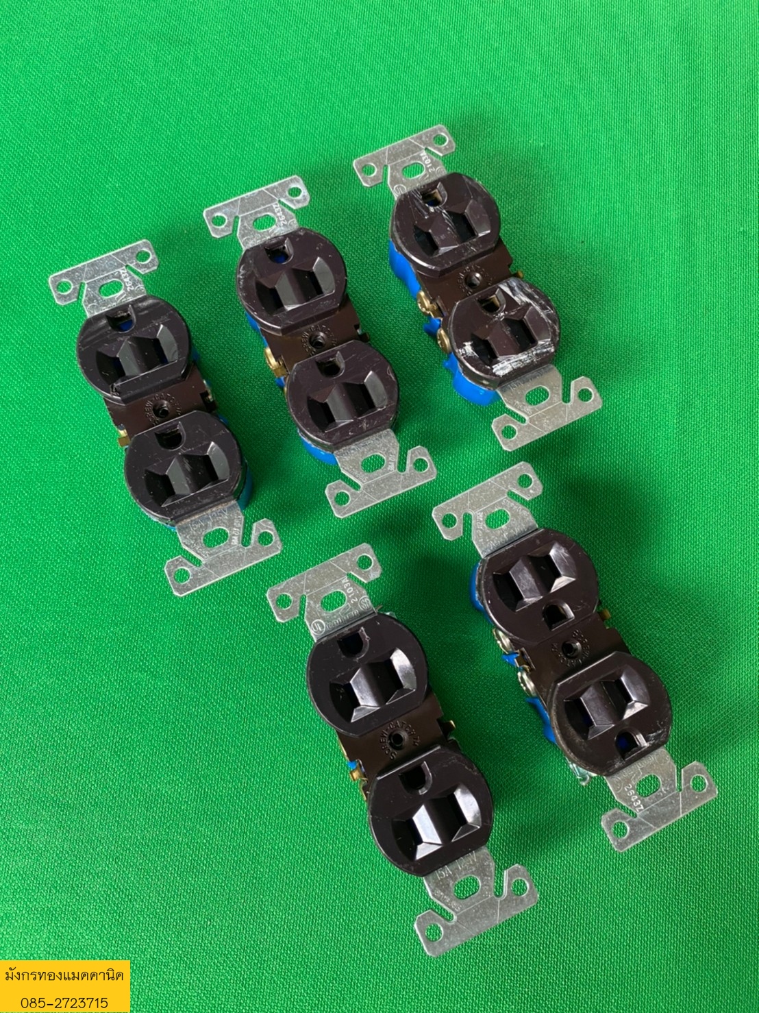 เต้ารับ ยี่ห้อ cooper  ขนาด 2 ช่องเสียบ ขาแบนมีกราวด์ เสียบได้แน่นไม่หลุดง่าย ทองเหลืองหนาไฟมาเต็มค่ะ สภาพดี มีรอยการใช้งาน ราคาตัวละ 30 บาทไม่รวมส่ง มี 63 ตัวค่ะ