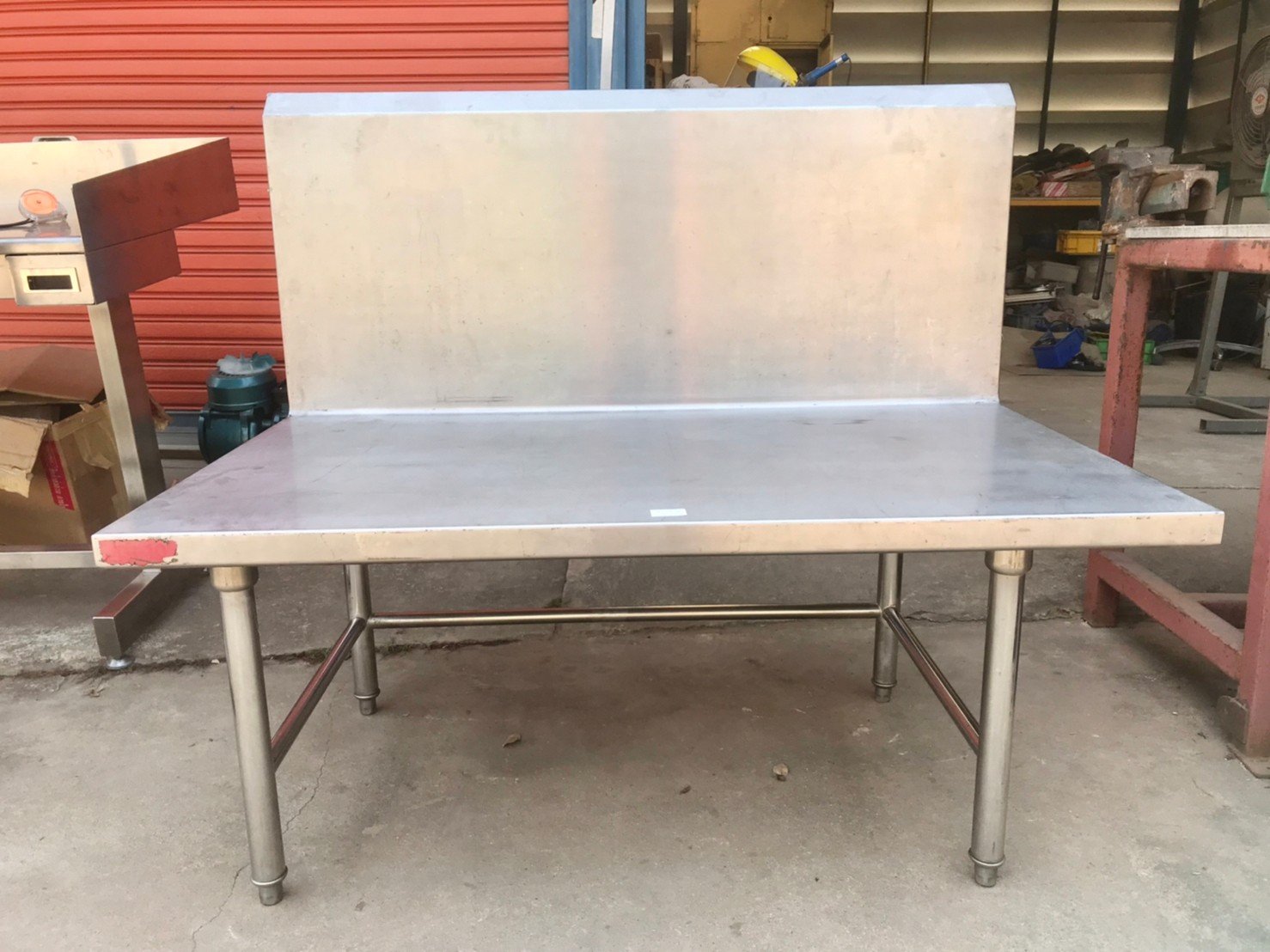 โต๊ะสแตนเลส ขนาด 70x115x50 ซม.ครอบข้างสูง 99 ซม. สแตนเลสหนา ขาปรับระดับได้ เดิมใช้งานร้านอาหาร สภาพด