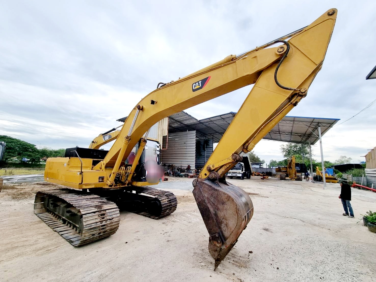 CAT E200B ต้นตำหรับความอึด