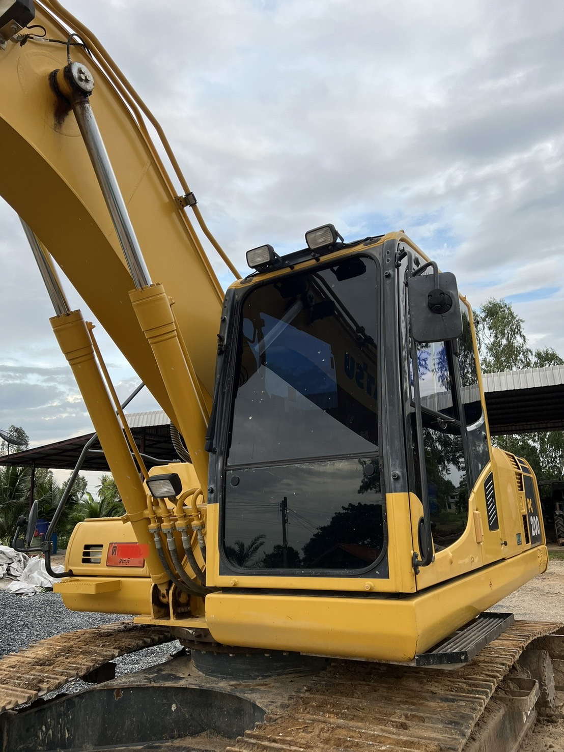 Komatsu pc200-8mo มีระบบลายหัวกระแทก