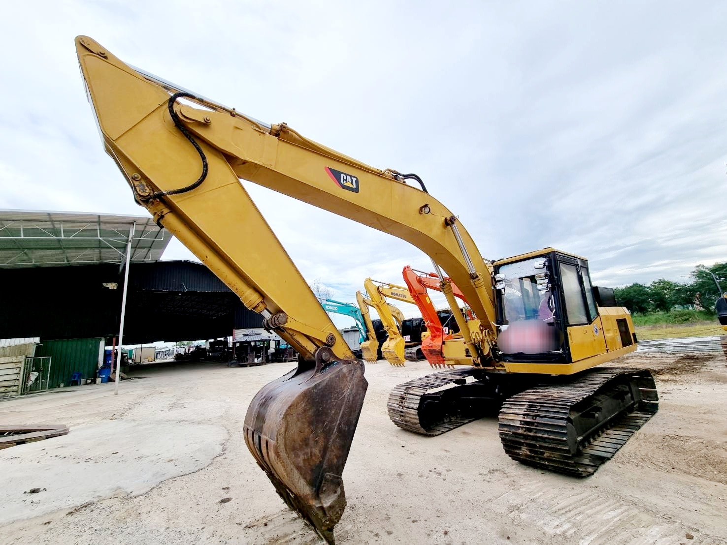 CAT E200B ต้นตำหรับความอึด