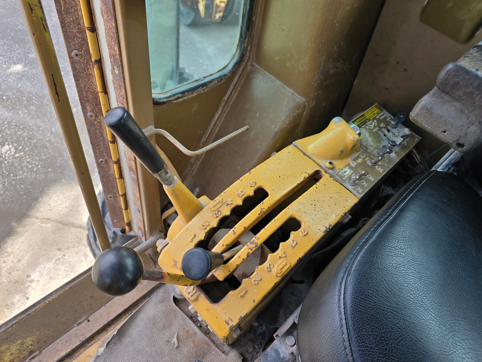 รถเกรด Caterpillar 140G นำเข้าจาก USA แท้ Serial สูง 72V165xx สภาพสวย พร้อม Ripper หลัง ไม่เคยใช้งาน