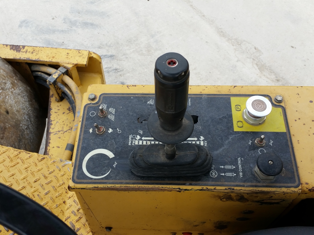 ขายรถบดอัดสั่นสะเทือนล้อเรียบ 10 ตัน CATERPILLAR CS-563 นำเข้าจาก USA แท้ 100เปอร์เซ็นต์ สภาพสวย ไม่