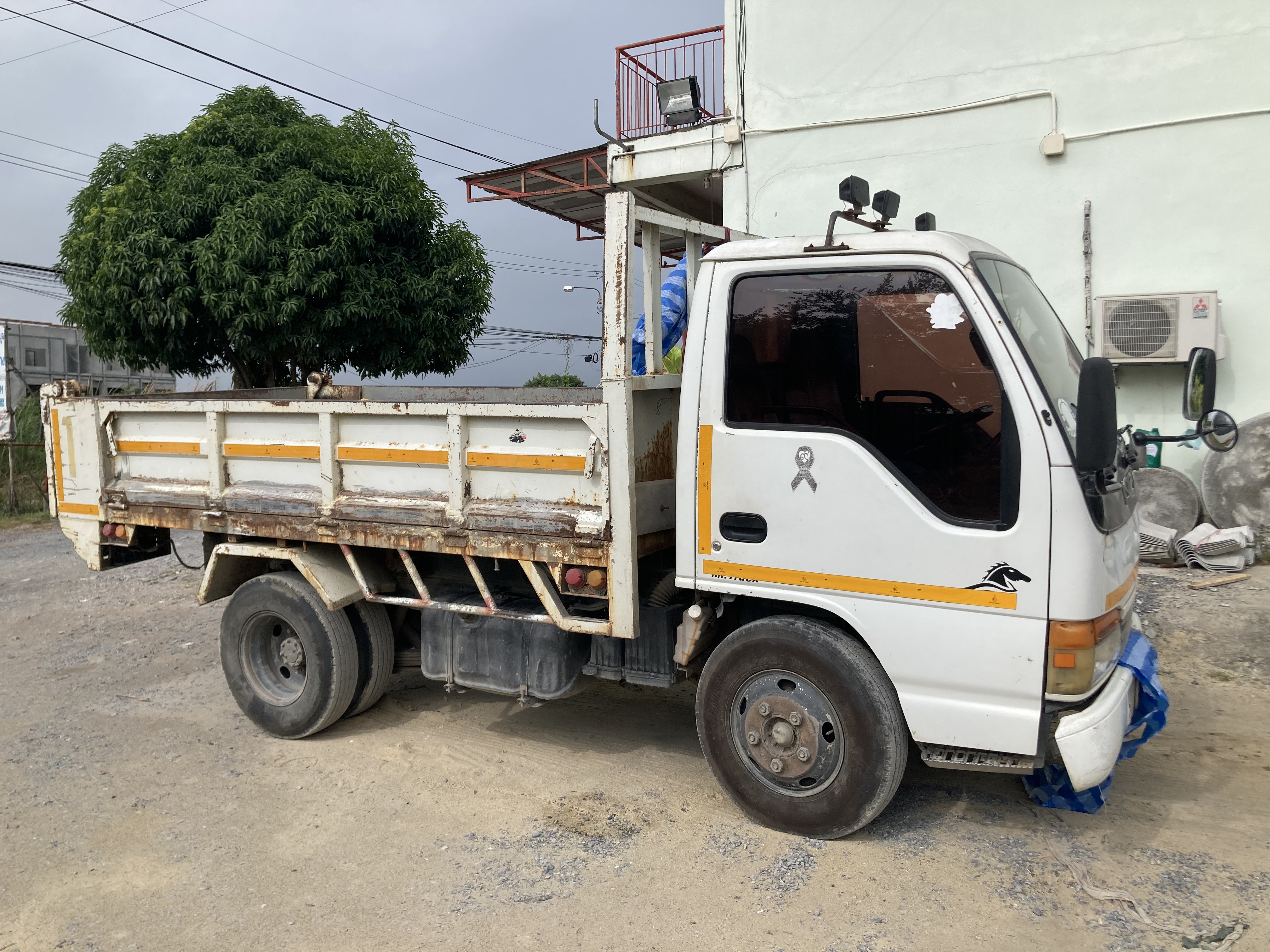 ขายรถ 6ล้อดัมฟ์ ไม่มีเล่มทะเบียน ราคา 120,000บาท ขายรถ 6ล้อดัมฟ์ ไม่มีเล่มทะเบียน ราคา 120,000บาท