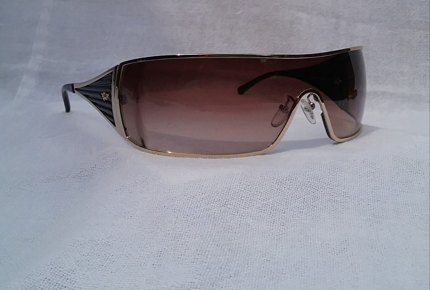 แว่นตาผู้พิทักษ์สันติราษฎร์สายพันธุ์อัสซูรี โพลิศ เก่าเก็บทศวรรษ 1990 ราคานักศึกษา โมเดลสปอร์ต-มิลลิทารี-โค้งรอบใบหน้า-Wrap Around พิเศษที่สุด เลนส์โพลีคาร์บอเนต ออริจินัล โปลิศ สีน้ำตาลทองไล่ระดับ ขนาดเดียว-ฟรีไซซ์ 138mm Vintage POLICE handmade in Milan Italy