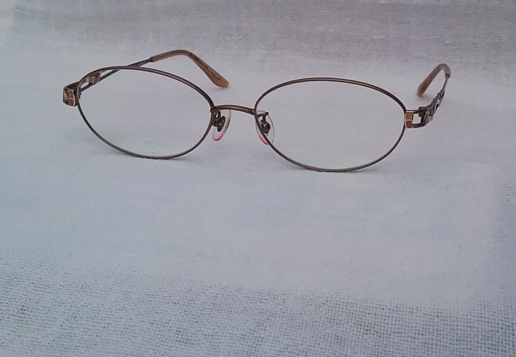 แว่นสายตาลักซ์ชัวรีแบรนด์แถวหน้าของโลก นีนา ริชชี่ มือหนึ่ง สต็อกเก่าฝรั่งเศสทศวรรษ 2000 กรอบวัสดุเกรดพรีเมียม-ไททาเนียมบริสุทธิ์สีทอง เลนส์บลูโพรเทค มัลติโค้ท คุณภาพสูง ค่าสายตาบวก 150 ป้องกันแสงสีฟ้าที่อันตรายจากคอมพิวเตอร์ได้อย่างสมบูรณ์แบบ Authentic NINA RICCI handmade in the 2000s in Japan