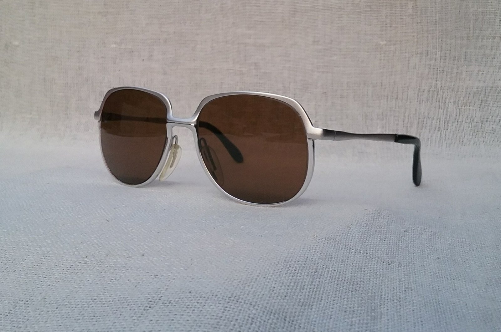 โคตรแว่นตาเยอรมันตะวันตกที่ยิ่งใหญ่ระดับตำนาน มาร์วิทซ์-MARWITZ-ZEISS มือหนึ่ง สต็อกเก่าปลายทศวรรษ1970 โมเดลคลาสสิก-สี่เหลี่ยม-โค้งมน-ราชสีห์เงิน สนธิกำลังกับโคตรเลนส์กระจกพระเจ้า คาร์ล ไซส์ เยนา ที่ได้รับยกย่องว่าดีที่สุดตลอดกาลของชนชาติเยอรมัน น.น.39g ขนาดมาตรฐานโมเดลนี้133mm ไม่เล็ก กำลังใส่พอดีๆ