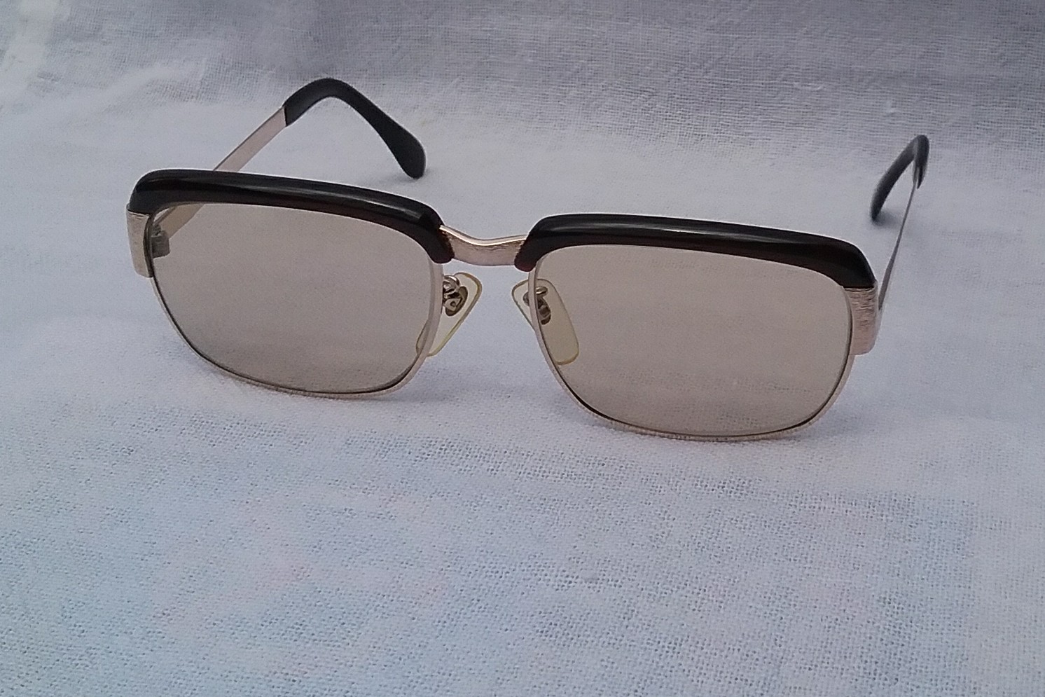 แว่นตาโบรว์ไลน์ศตวรรษที่ 20 แอดวานซ์ รุ่น อเล็กซานเดอร์มหาราช เก่าเก็บทศวรรษ 1960 กรอบทองโกลด์ฟิลด์เดินลาย 14K สัดส่วนทองคำบริสุทธิ์ 58.33 เปอร์เซนต์ เลนส์กระจกคริสตัล สีน้ำตาล–ชา–สว่าง ขนาดมาตรฐานโมเดลนี้ 136mm Vintage ADVANCE handmade in Japan