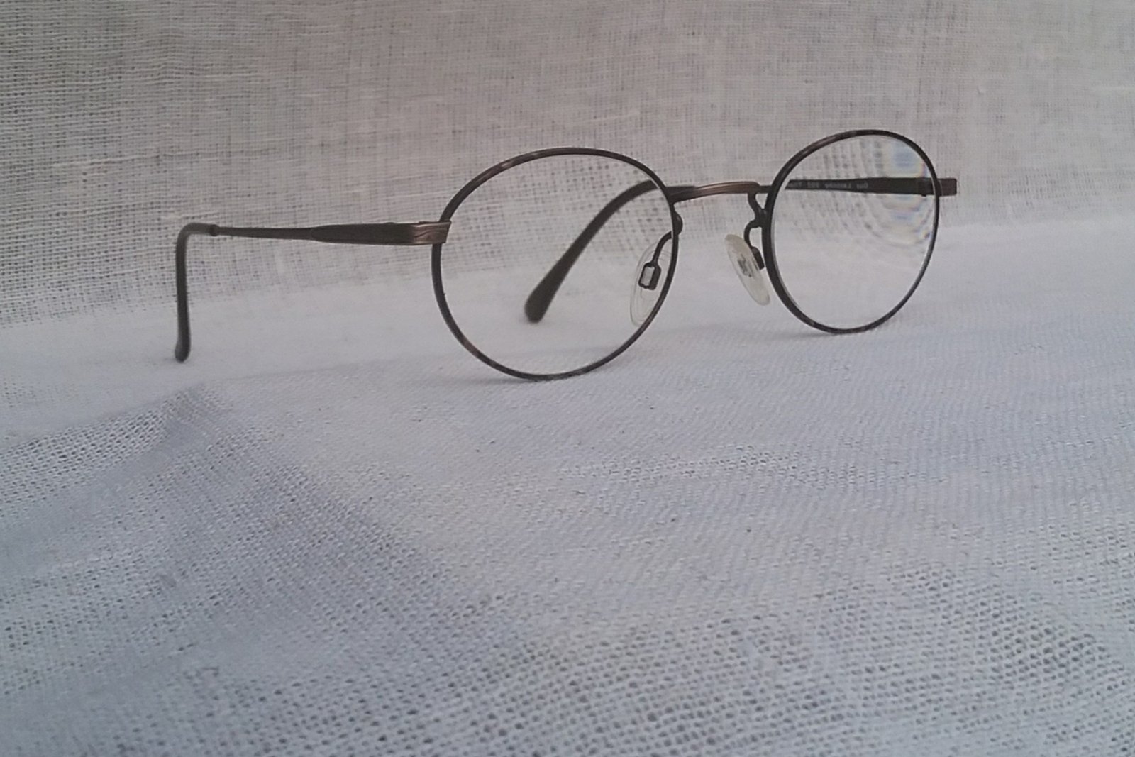 แว่นสายตาวงรี-แพนโต้ฝรั่งเศส กีลาโรช ปารีส ตัวแท้ มือหนึ่ง สต็อกเก่าทศวรรษ 1990 กรอบไททาเนียมบริสุทธิ์สีทองเดินลาย-ประดับกระทอร์ตูก้า สนธิกำลังกับ โคตรเลนส์กระจกพระเจ้าเยอรมัน-ญี่ปุ่น เพนแทกซ์-คาร์ล ไซส์ เยนา ค่าสายตา +175 น้ำหนักเบา 26 กรัม ขนาดมาตรฐาน–ฟรีไซซ์ 136mm Vintage GUY LAROCHE PARIS handma