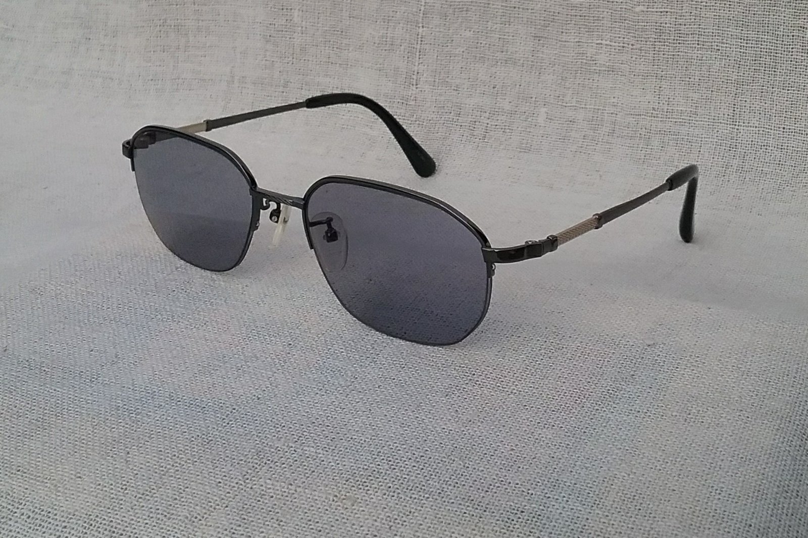 แว่นตาแฮนด์คราฟท์ประดับแท่งทองขาวแท้ 14K เนื้อทองคำบริสุทธิ์ 58.5% จากเมืองซาบาเอะ เอยู โดย ปารีส มิกิ-AU By PARIS MIKI ตัวแท้ สภาพเทพ เก่าเก็บทศวรรษ 1990 เลนส์ออโต้ โพลีคาร์บอเนท ปรับสีอัตโนมัติ สีเทา-สว่าง มองเห็นดวงตาผู้สวมใส่ น้ำหนักเบา 19 กรัม ขนาดมาตรฐาน-ฟรีไซซ์ 145mm สวมใส่ได้ทุกขนาดใบหน้า แว่นตาแฮนด์คราฟท์ประดับแท่งทองขาวแท้ 14K เนื้อทองคำบริสุทธิ์ 58.5% จากเมืองซาบาเอะ เอยู โดย ปารีส มิกิ-AU By PARIS MIKI ตัวแท้ สภาพเทพ เก่าเก็บทศวรรษ 1990 เลนส์ออโต้ โพลีคาร์บอเนท ปรับสีอัตโนมัติ สีเทา-สว่าง มองเห็นดวงตาผู้สวมใส่ น้ำหนักเบา 19 กรัม ขนาดมาตรฐาน-ฟรีไซซ์ 145mm สวมใส่ได้ทุกขนาดใบหน้า