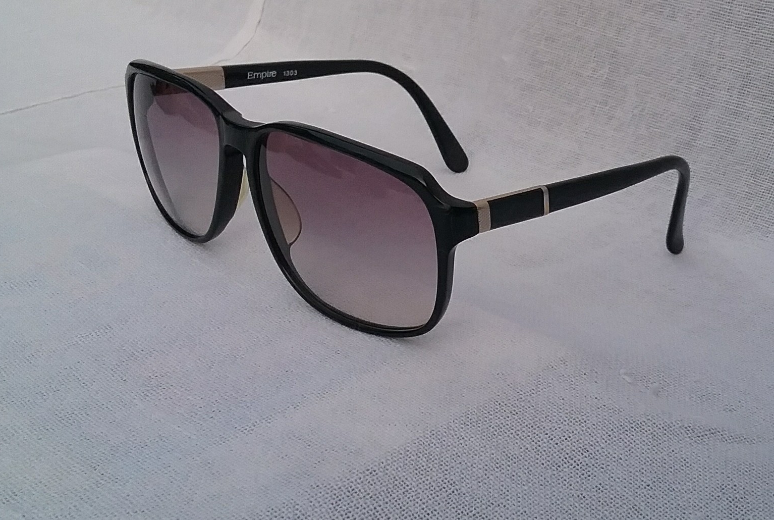 แว่นตาจักรวรรดิแห่งศตวรรษที่ 20 เอมไพร์ เก่าเก็บทศวรรษ 1990 ราคานักศึกษา โมเดลสี่เหลี่ยม-คลาสสิค กรอบอะซีเทต-เกรดพรีเมียม-ลายหินอ่อน-สีทองฟ้ากลางคืน ก้านขาประดับแผ่นทองเดินลาย พิเศษสุด เลนส์โพลีคาร์บอเนต ออริจินัล เอมไพร์ สีเทา-ไล่ระดับ ขนาดมาตรฐาน 143mm Vintage EMPIRE Handmade in Japan