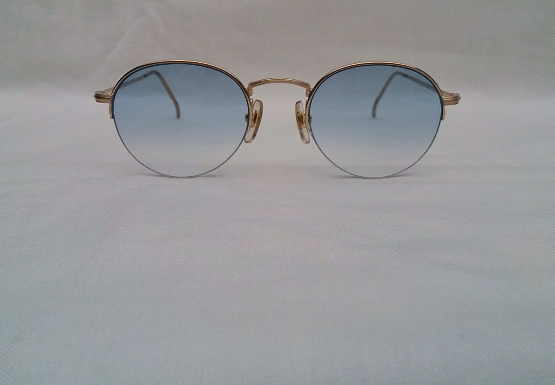 แว่นตาฝรั่งเศส-หยดน้ำ-แพนโต้-จอห์น เลนนอน ฟาซองนาเบิล มือหนึ่ง สต็อกเก่าทศวรรษ 1990 กรอบวัสดุไฮเอนด์-เบต้าไททาเนียมสีทอง น้ำหนักเบา 14กรัม เลนส์โพลีคาร์บอเนทกันแดด สีท้องฟ้าชายทะเล-ไล่ระดับ มองเห็นดวงตาผู้สวมใส่ ขนาดมาตรฐานโมเดลนี้ 129mm ไม่เล็ก-กำลังใส่ Vintage FAÇONNABLE LUNETTES handmade in Japan