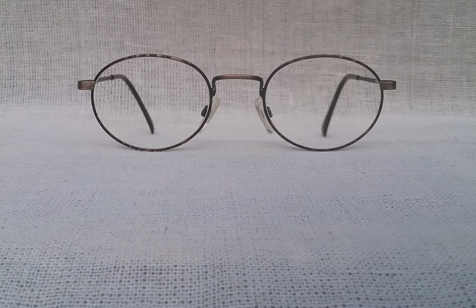 แว่นสายตาวงรี-แพนโต้ฝรั่งเศส กีลาโรช ปารีส ตัวแท้ มือหนึ่ง สต็อกเก่าทศวรรษ 1990 กรอบไททาเนียมบริสุทธิ์สีทองเดินลาย-ประดับกระทอร์ตูก้า สนธิกำลังกับ โคตรเลนส์กระจกพระเจ้าเยอรมัน-ญี่ปุ่น เพนแทกซ์-คาร์ล ไซส์ เยนา ค่าสายตา +175 น้ำหนักเบา 26 กรัม ขนาดมาตรฐาน–ฟรีไซซ์ 136mm Vintage GUY LAROCHE PARIS handma