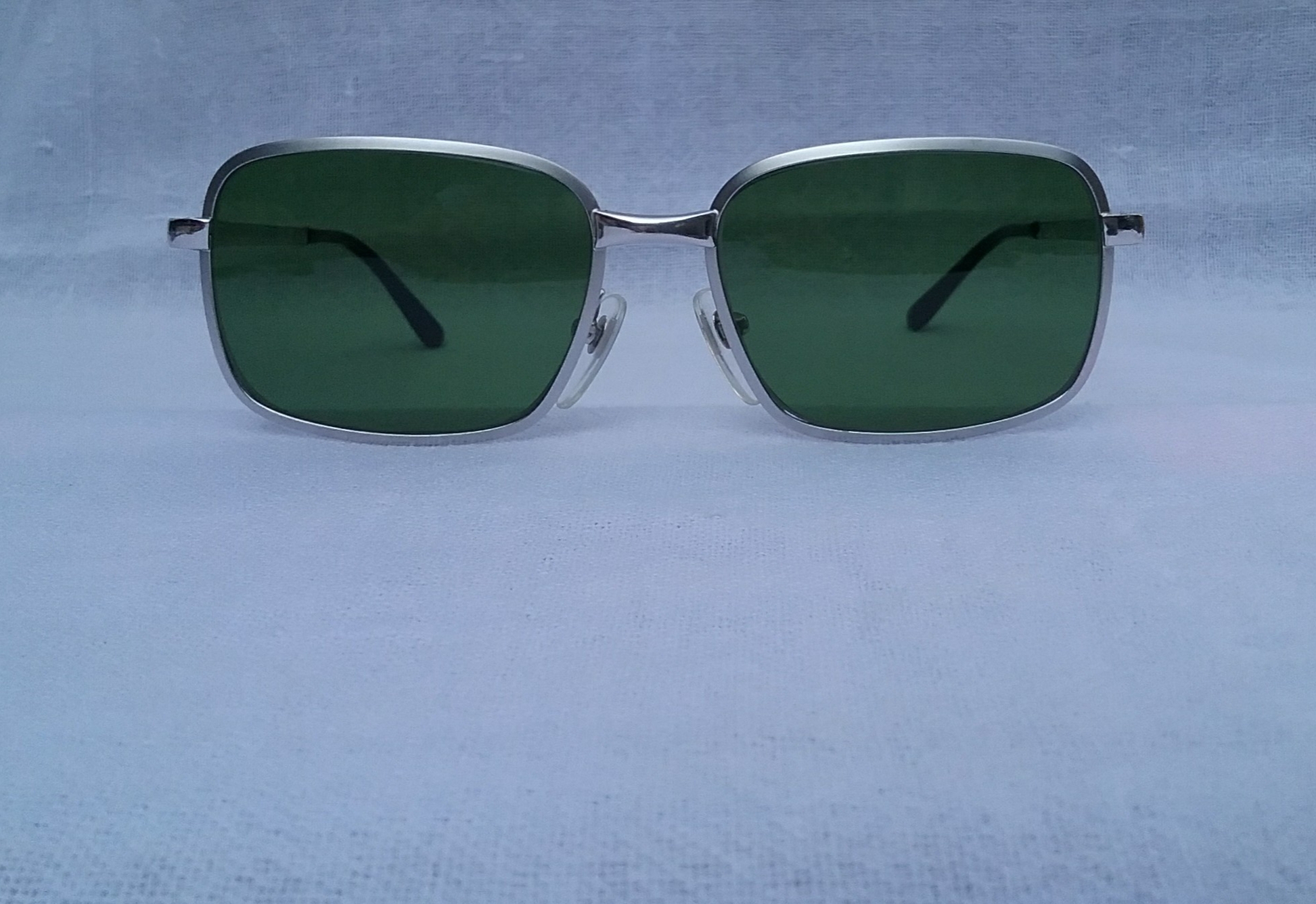 แว่นตาทองขาวอิตาเลียน 14K สัดส่วนทองคำบริสุทธิ์ 58.33 เปอร์เซนต์ ล้ำค่า เดซิล อ็อกเกียลี เก่าเก็บทศวรรษ 1960 โมเดลอมตะ สี่เหลี่ยม-คลาสสิค เลนส์กระจกคริสตัล หายาก สีเขียวธรรมชาติ ขนาดมาตรฐาน 141mm Vintage DESIL OCCHIALI handmade in the 1960s in Italy แว่นตาทองขาวอิตาเลียน 14K สัดส่วนทองคำบริสุทธิ์ 58.33 เปอร์เซนต์ ล้ำค่า เดซิล อ็อกเกียลี เก่าเก็บทศวรรษ 1960 โมเดลอมตะ สี่เหลี่ยม-คลาสสิค เลนส์กระจกคริสตัล หายาก สีเขียวธรรมชาติ ขนาดมาตรฐาน 141mm Vintage DESIL OCCHIALI handmade in the 1960s in Italy