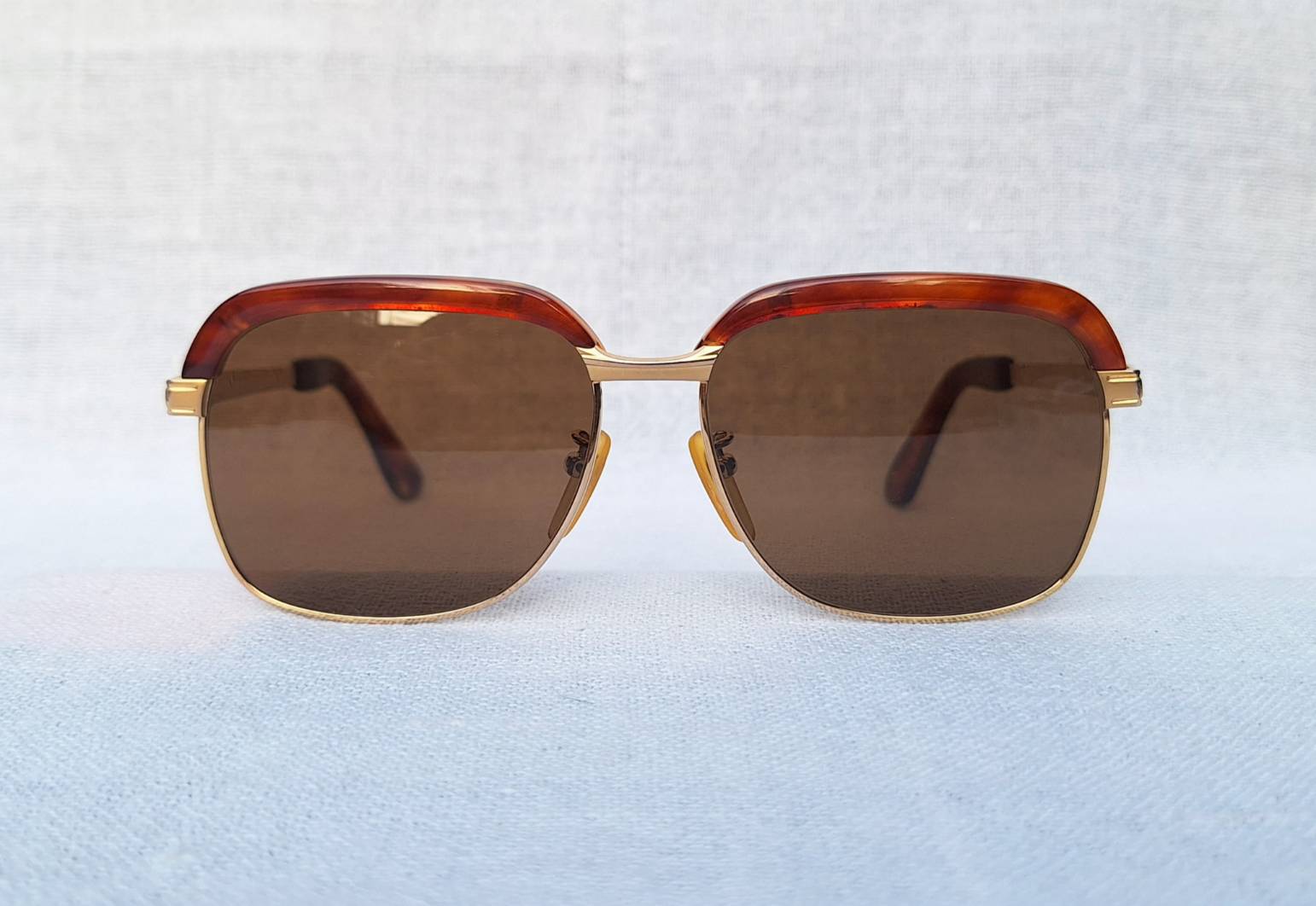ราชันย์แห่งแว่นตาโบรว์ไลน์เจ้าบุญทุ่มทศวรรษ 1980 กระดองเต่าแท้–GENUINE TORTOISE SHELL วัสดุธรรมชาติล้ำค่าจากท้องทะเล กรอบทองคำแท้–หุ้ม 20K GF โอ พระเจ้า สัดส่วนทองคำบริสุทธิ์ 83.33% สภาพเทพ ใช้งานน้อย โคตรเลนส์กระจกพระเจ้า CARL ZEISS JENA ที่ได้รับยกย่องว่าดีที่สุดตลอดกาลของชนชาติเยอรมัน ขนาด 140mm