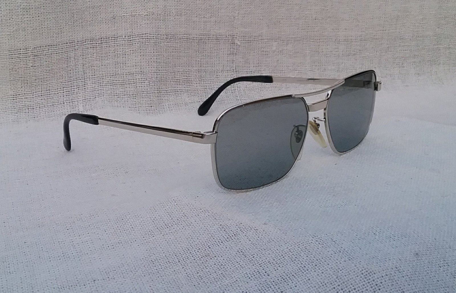 แว่นตาทองขาวแท้-หุ้ม 14K WGF ยุคโชวะ อองส์-ONGS ในรัชสมัยจักรพรรดิฮิโระฮิโตะ สัดส่วนทองคำบริสุทธิ์ล้ำค่า 58.33% ตัวแท้ สภาพเทพ เก่าเก็บทศวรรษ1960 โคตรเลนส์กระจกคริสตัลสายพันธุ์กาตาลุญญา-สเปน UNILUX by SACO หายาก สีเทาท้องฟ้า มองเห็นดวงตาผู้สวมใส่ ป้องกันรังสี UV 100% น้ำหนักเบา 33g ขนาดมาตรฐาน 138mm แว่นตาทองขาวแท้-หุ้ม 14K WGF ยุคโชวะ อองส์-ONGS ในรัชสมัยจักรพรรดิฮิโระฮิโตะ สัดส่วนทองคำบริสุทธิ์ล้ำค่า 58.33% ตัวแท้ สภาพเทพ เก่าเก็บทศวรรษ1960 โคตรเลนส์กระจกคริสตัลสายพันธุ์กาตาลุญญา-สเปน UNILUX by SACO หายาก สีเทาท้องฟ้า มองเห็นดวงตาผู้สวมใส่ ป้องกันรังสี UV 100% น้ำหนักเบา 33g ขนาดมาตรฐาน 138mm