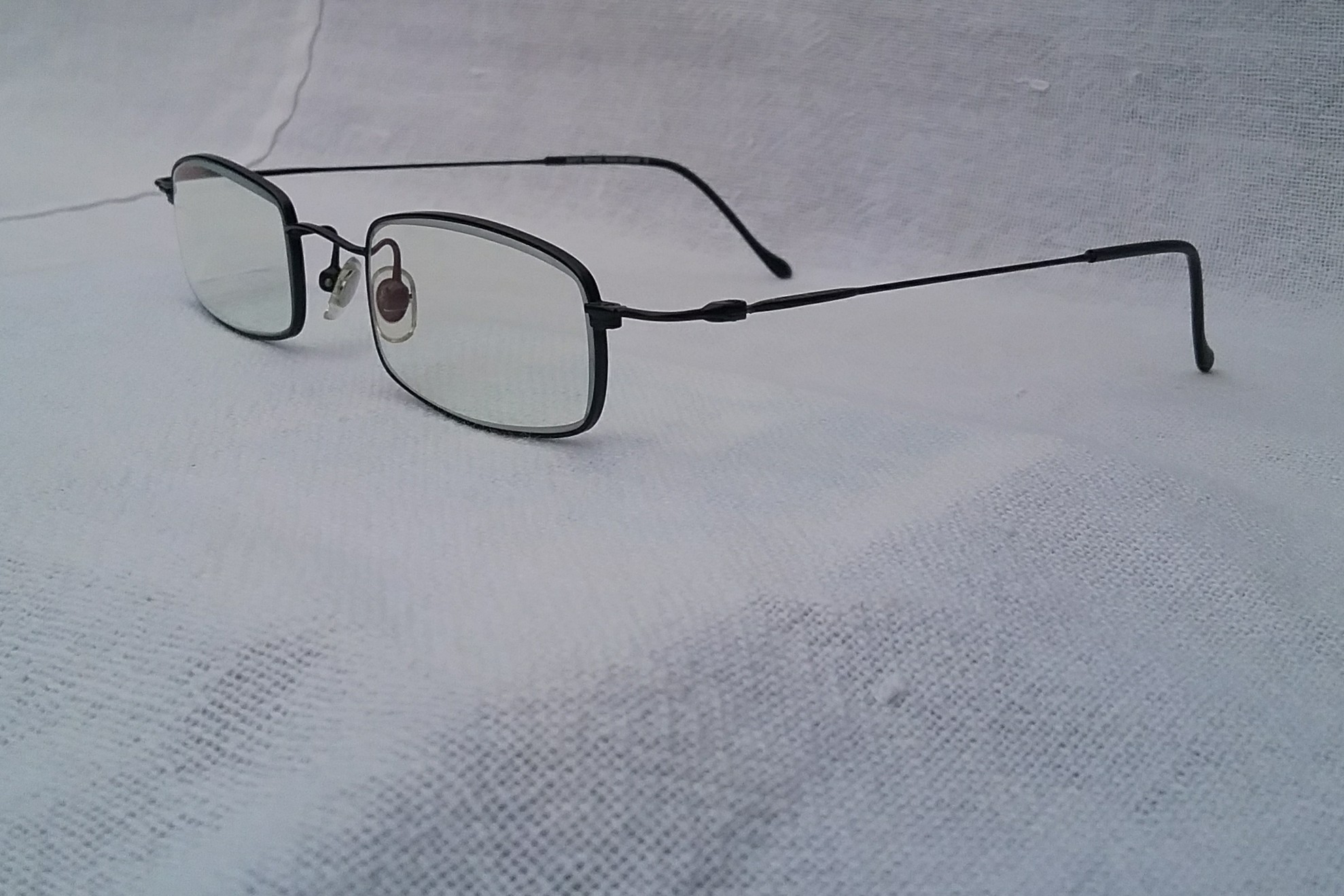 แว่นสายตาคลาสสิค สี่เหลี่ยมผืนผ้า-แคบ หายาก ความสูงของเลนส์ 26mm ซานตา โมนิก้า มือหนึ่ง สต็อกเก่าญี่ปุ่นทศวรรษ 1990 เลนส์บลู โพรเทค มัลติโค้ท ค่าสายตาบวก 200 ป้องกันแสงสีฟ้าที่อันตรายจากคอมพิวเตอร์ทุกชนิดได้อย่างสมบูรณ์แบบ ขนาดมาตรฐาน-ฟรีไซซ์ 137mm Vintage SANTA MONICA handmade in the 1990s in Japan