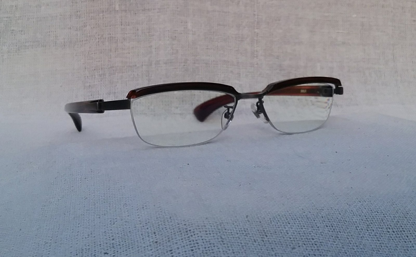 แว่นสายตาแฮนด์คราฟท์ชั้นสูงของญี่ปุ่น โฟร์นายส์-999.9 ตัวแท้ สภาพเทพ เก่าเก็บทศวรรษ 2010 กรอบอะซีเทเนียม(ไททาเนียมบริสุทธิ์ + อะซีเทตอนุพันธุ์เส้นใยฝ้าย) บานพับจีอากุ-อาร์ ฮิงก์ ลิขสิทธิ์ของโฟร์นายส์ เลนส์บลูโพรเทคมัลติโค้ท คุณภาพสูง ค่าสายตา +200 น้ำหนัก 25 กรัม ขนาดมาตรฐาน-ฟรีไซซ์ของโมเดลนี้ 143mm