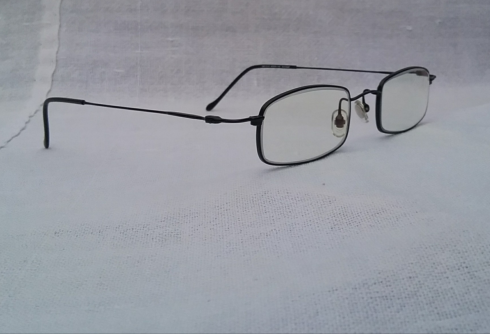 แว่นสายตาคลาสสิค สี่เหลี่ยมผืนผ้า-แคบ หายาก ความสูงของเลนส์ 26mm ซานตา โมนิก้า มือหนึ่ง สต็อกเก่าญี่ปุ่นทศวรรษ 1990 เลนส์บลู โพรเทค มัลติโค้ท ค่าสายตาบวก 200 ป้องกันแสงสีฟ้าที่อันตรายจากคอมพิวเตอร์ทุกชนิดได้อย่างสมบูรณ์แบบ ขนาดมาตรฐาน-ฟรีไซซ์ 137mm Vintage SANTA MONICA handmade in the 1990s in Japan