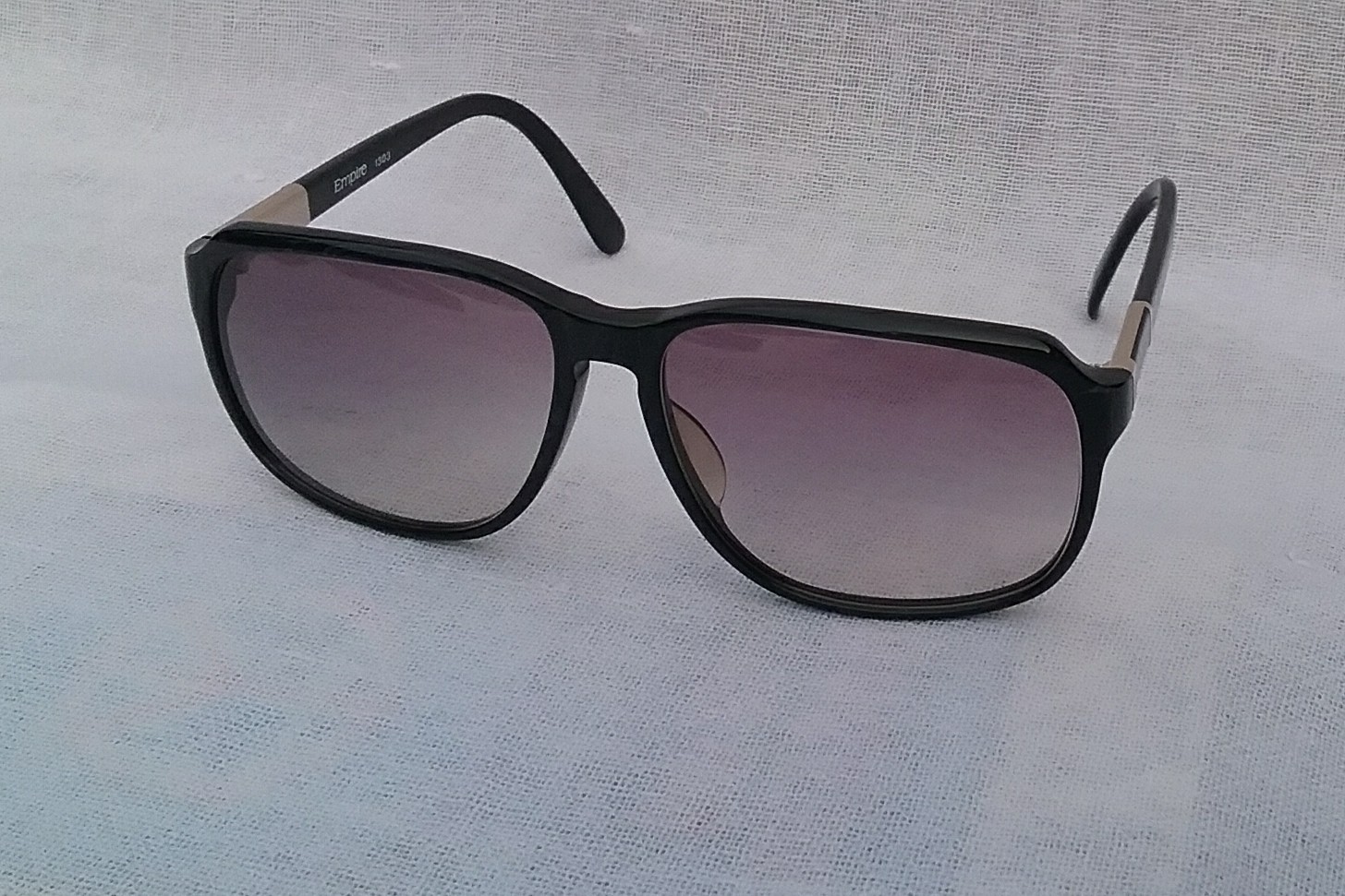 แว่นตาจักรวรรดิแห่งศตวรรษที่ 20 เอมไพร์ เก่าเก็บทศวรรษ 1990 ราคานักศึกษา โมเดลสี่เหลี่ยม-คลาสสิค กรอบอะซีเทต-เกรดพรีเมียม-ลายหินอ่อน-สีทองฟ้ากลางคืน ก้านขาประดับแผ่นทองเดินลาย พิเศษสุด เลนส์โพลีคาร์บอเนต ออริจินัล เอมไพร์ สีเทา-ไล่ระดับ ขนาดมาตรฐาน 143mm Vintage EMPIRE Handmade in Japan