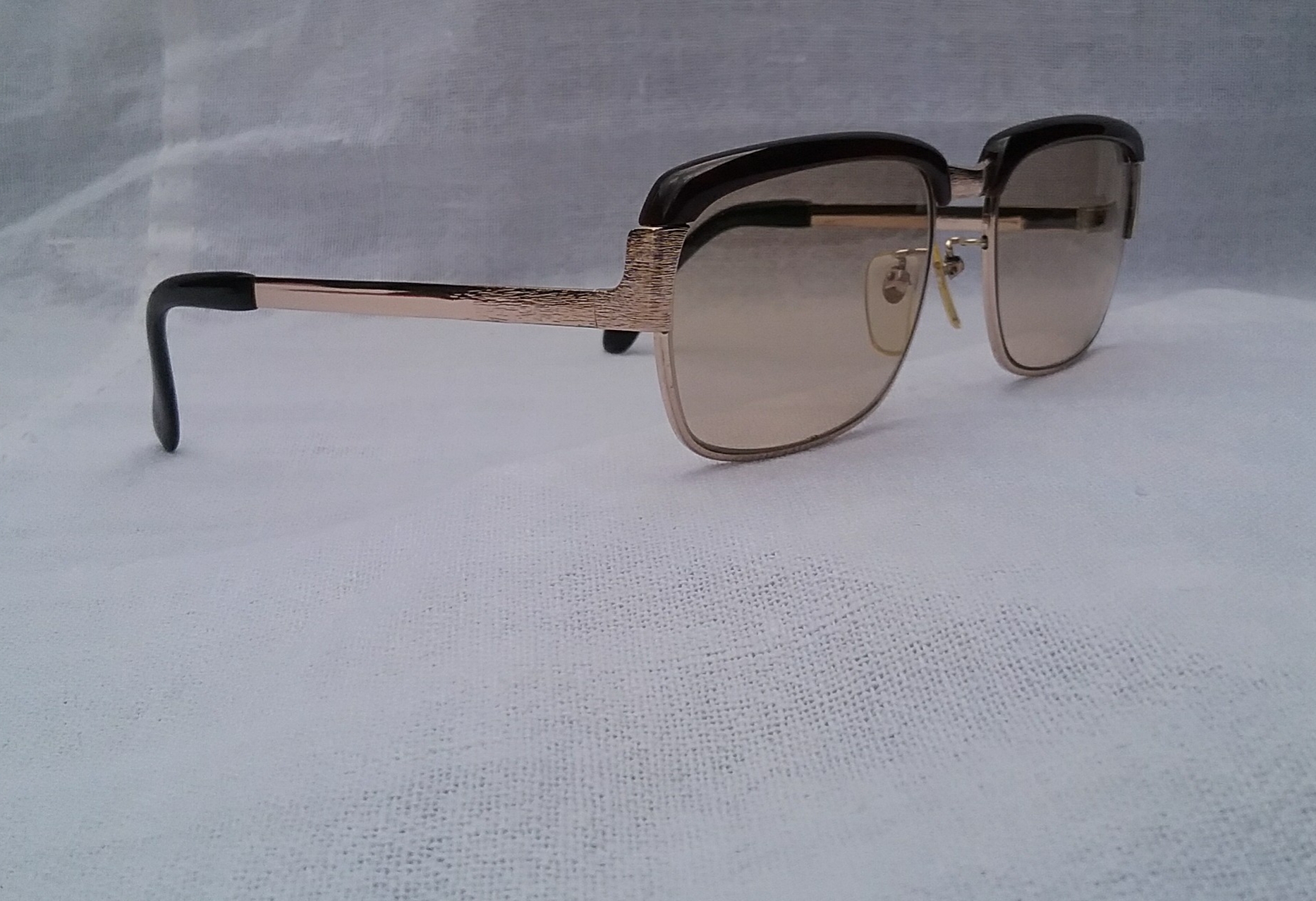 แว่นตาโบรว์ไลน์ศตวรรษที่ 20 แอดวานซ์ รุ่น อเล็กซานเดอร์มหาราช เก่าเก็บทศวรรษ 1960 กรอบทองโกลด์ฟิลด์เดินลาย 14K สัดส่วนทองคำบริสุทธิ์ 58.33 เปอร์เซนต์ เลนส์กระจกคริสตัล สีน้ำตาล–ชา–สว่าง ขนาดมาตรฐานโมเดลนี้ 136mm Vintage ADVANCE handmade in Japan