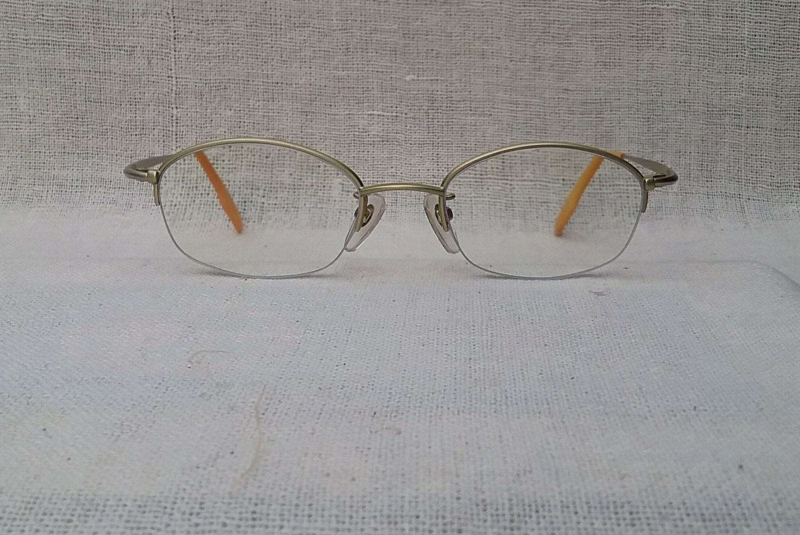 แว่นสายตาสองกษัตริย์เกรดพรีเมียมของญี่ปุ่น ซิติเซ่น-CITIZEN รุ่น Independent Series-พลเมืองอิสระ ตัวแท้ มือหนึ่ง สต็อกเก่าทศวรรษ 1990 เลนส์บลูโพรเทคมัลติโค้ท คุณภาพสูง ค่าสายตา +200 ป้องกันแสงสีฟ้าที่อันตรายจากคอมพิวเตอร์ทุกชนิด น้ำหนัก 21g ขนาดมาตรฐาน-ฟรีไซซ์ของโมเดลนี้ 136mm สวมใส่ได้ทุกขนาดใบหน้า