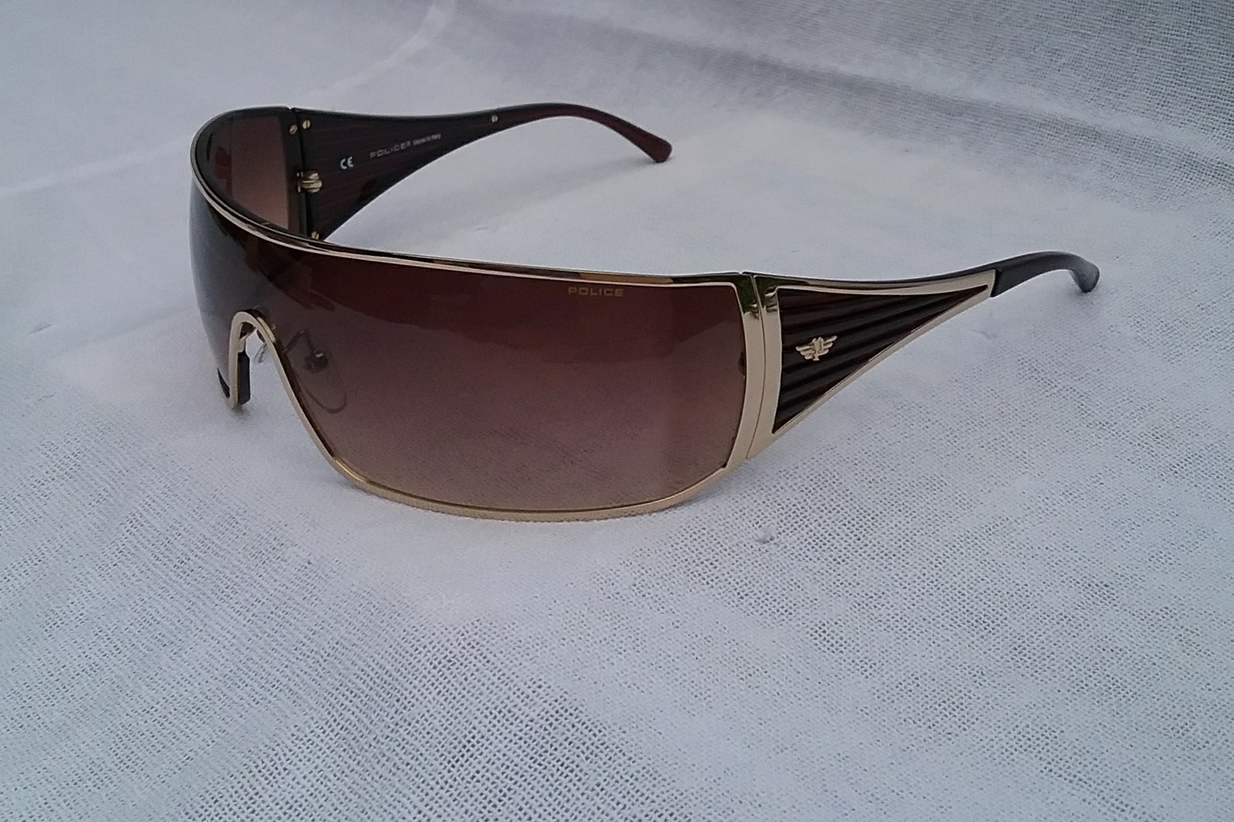 แว่นตาผู้พิทักษ์สันติราษฎร์สายพันธุ์อัสซูรี โพลิศ เก่าเก็บทศวรรษ 1990 ราคานักศึกษา โมเดลสปอร์ต-มิลลิทารี-โค้งรอบใบหน้า-Wrap Around พิเศษที่สุด เลนส์โพลีคาร์บอเนต ออริจินัล โปลิศ สีน้ำตาลทองไล่ระดับ ขนาดเดียว-ฟรีไซซ์ 138mm Vintage POLICE handmade in Milan Italy