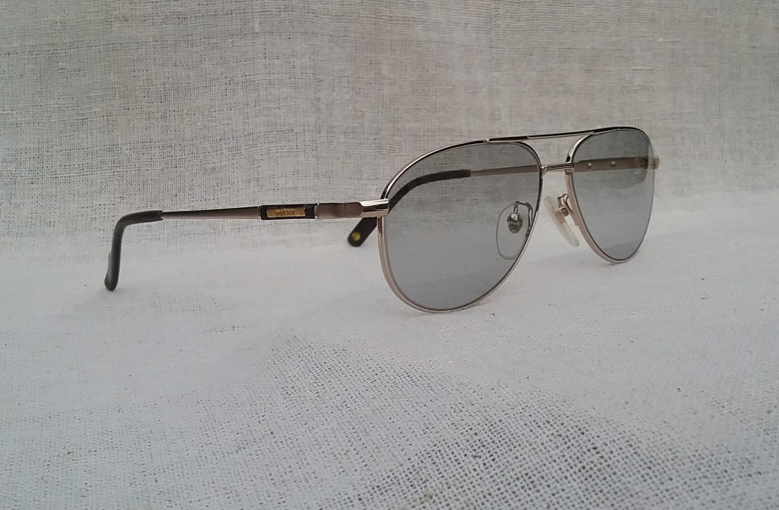 แว่นตาลักซ์ชัวรีแบรนด์เยอรมันสายพันธุ์อ็อฟเฟินบัค โกลด์ฟิว-GOLDPFEIL ตัวแท้ เก่าเก็บทศวรรษ 1990 กรอบไททาเนียมบริสุทธิ์สีทอง โมเดลคลาสสิค-ค็อกพิต-นักบิน-ห้องเครื่องนักบิน เลนส์กระจกคริสตัลญี่ปุ่น หายาก สีท้องฟ้า-สว่าง มองเห็นดวงตาผู้สวมใส่ น้ำหนัก 31 กรัม ขนาดมาตรฐาน 142mm