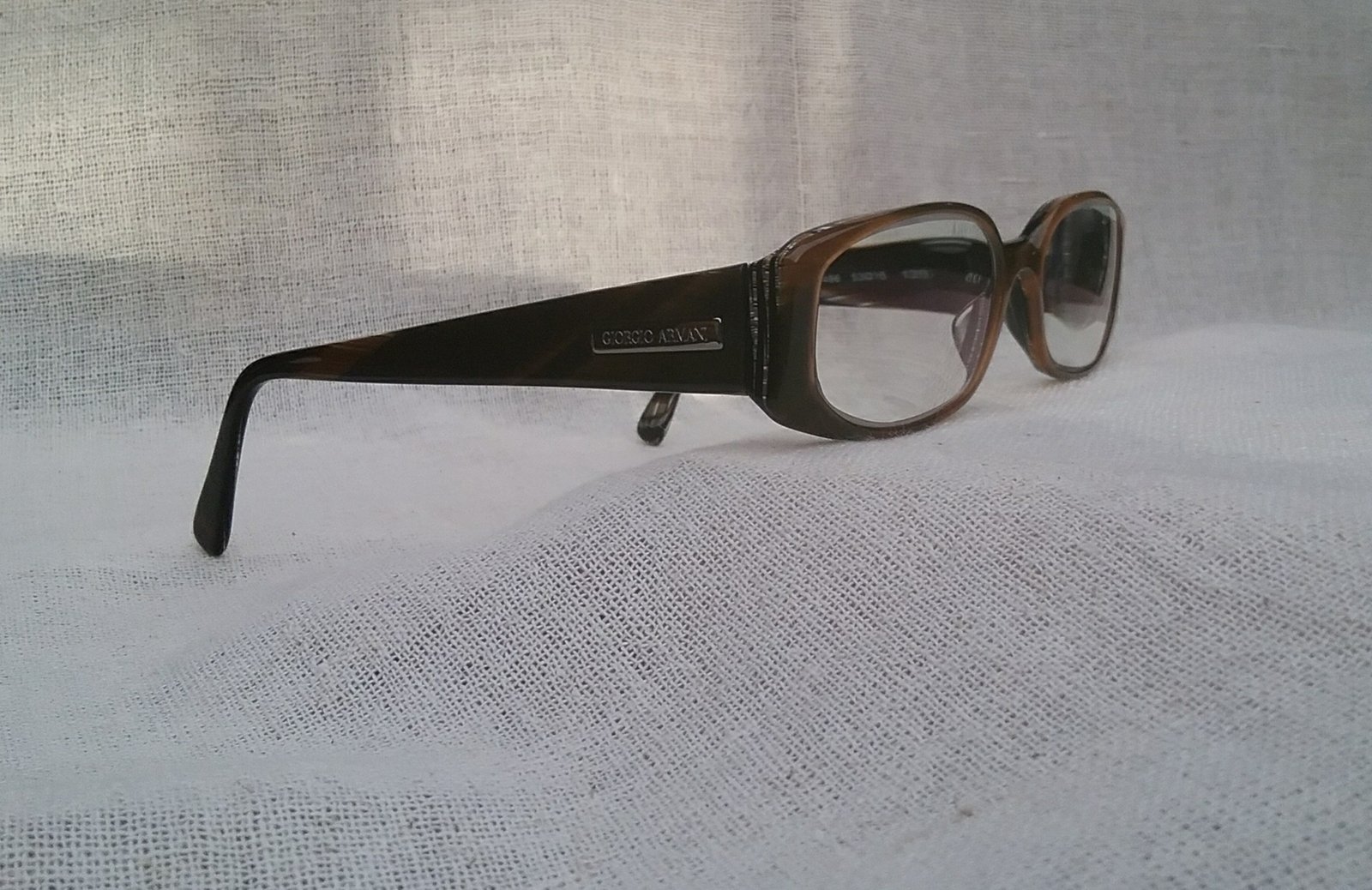 แว่นสายตาอิตาเลียนแบรนด์เนมแถวหน้าของโลก จิออร์จิโอ อาร์มานี-GIORGIO ARMANI ตัวแท้ ราคานักศึกษา เก่าเก็บทศวรรษ 2000 กรอบอะซีเทตเกรดพรีเมียม-ด้านในลายปีกนกพิราบ โมเดลสี่เหลี่ยมผืนผ้า-คลาสสิค เลนส์บลูโพรเทคมัลติโค้ท ค่าสายตา +200 ป้องกันแสงสีฟ้าที่อันตรายจากคอมพิวเตอร์ทุกชนิด ขนาดมาตรฐานโมเดลนี้ 130mm แว่นสายตาอิตาเลียนแบรนด์เนมแถวหน้าของโลก จิออร์จิโอ อาร์มานี-GIORGIO ARMANI ตัวแท้ ราคานักศึกษา เก่าเก็บทศวรรษ 2000 กรอบอะซีเทตเกรดพรีเมียม-ด้านในลายปีกนกพิราบ โมเดลสี่เหลี่ยมผืนผ้า-คลาสสิค เลนส์บลูโพรเทคมัลติโค้ท ค่าสายตา +200 ป้องกันแสงสีฟ้าที่อันตรายจากคอมพิวเตอร์ทุกชนิด ขนาดมาตรฐานโมเดลนี้ 130mm