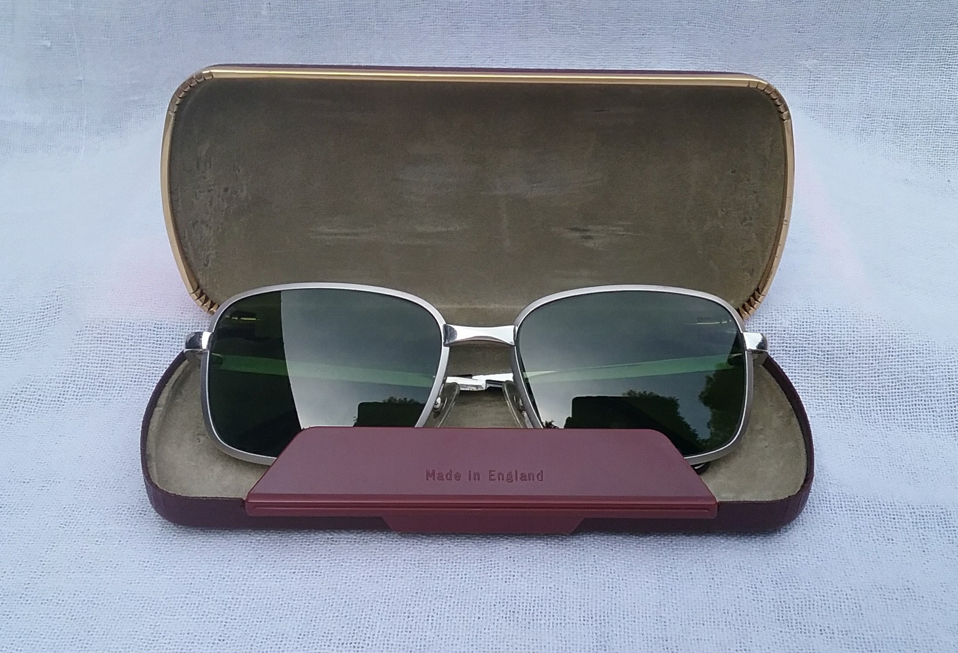 แว่นตาทองขาวอิตาเลียน 14K สัดส่วนทองคำบริสุทธิ์ 58.33 เปอร์เซนต์ ล้ำค่า เดซิล อ็อกเกียลี เก่าเก็บทศวรรษ 1960 โมเดลอมตะ สี่เหลี่ยม-คลาสสิค เลนส์กระจกคริสตัล หายาก สีเขียวธรรมชาติ ขนาดมาตรฐาน 141mm Vintage DESIL OCCHIALI handmade in the 1960s in Italy แว่นตาทองขาวอิตาเลียน 14K สัดส่วนทองคำบริสุทธิ์ 58.33 เปอร์เซนต์ ล้ำค่า เดซิล อ็อกเกียลี เก่าเก็บทศวรรษ 1960 โมเดลอมตะ สี่เหลี่ยม-คลาสสิค เลนส์กระจกคริสตัล หายาก สีเขียวธรรมชาติ ขนาดมาตรฐาน 141mm Vintage DESIL OCCHIALI handmade in the 1960s in Italy