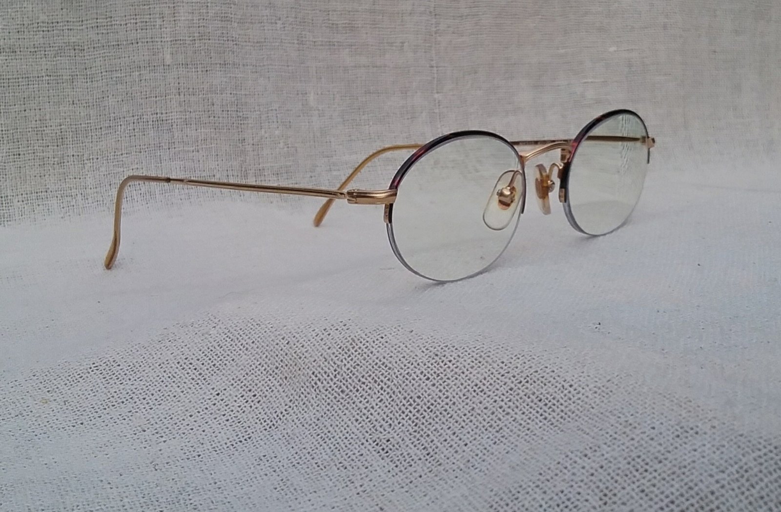 แว่นสายตาโมเดลโบราณยุคซีวิลวอร์-วงรีเล็ก ฟาซองนาเบิล-FAÇONNABLE มือหนึ่ง สต็อกเก่าฝรั่งเศสทศวรรษ 1990 กรอบวัสดุไฮเอนด์-เบต้าไททาเนียมสีทอง-ประดับลายกระฮาวานา เลนส์บลูโพรเทคมัลติโค้ท ค่าสายตา +175 ป้องกันแสงสีฟ้าที่อันตรายจากคอมพิวเตอร์ทุกชนิด น้ำหนัก 17 กรัม ขนาดมาตรฐานของโมเดลนี้ 125mm