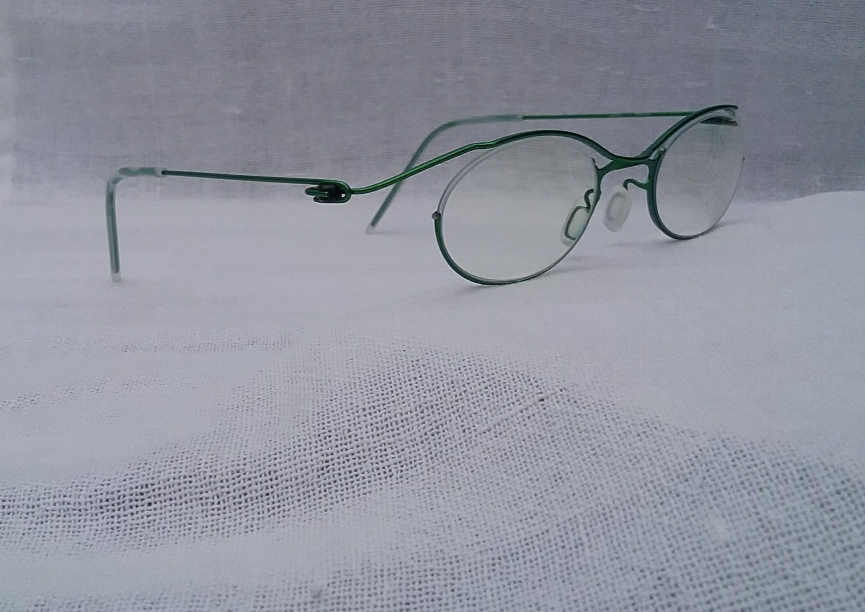 แว่นสายตาศิลปะสตีมพังก์-เบต้าไททาเนียมชิ้นเดียว วายคอนเซ็ปต์ มือหนึ่ง สต็อกเก่าทศวรรษ 2020 ผลงานช่างหัตถศิลป์ของเซนเซแห่งเมืองซาบาเอะ ราชธานีแว่นตาของญี่ปุ่น เลนส์ บลู โพรเทค มัลติโค้ท ค่าสายตาบวก 150 บานพับไร้สกรู-เอนเกจ เบาสบาย ขนาดมาตรฐาน 136mm Authentic Y CONCEPT handcrafted in Sabae Japan