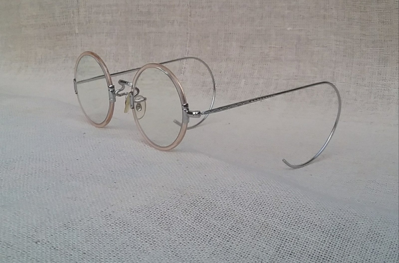 แว่นตาแฮนด์คราฟท์ยุคโชวะ SHOWA EYEGLASSES รัชสมัยจักรพรรดิฮิโระฮิโตะ มือหนึ่ง สต็อกเก่าทศวรรษ1960 โม แว่นตาแฮนด์คราฟท์ยุคโชวะ SHOWA EYEGLASSES รัชสมัยจักรพรรดิฮิโระฮิโตะ มือหนึ่ง สต็อกเก่าทศวรรษ1960 โม