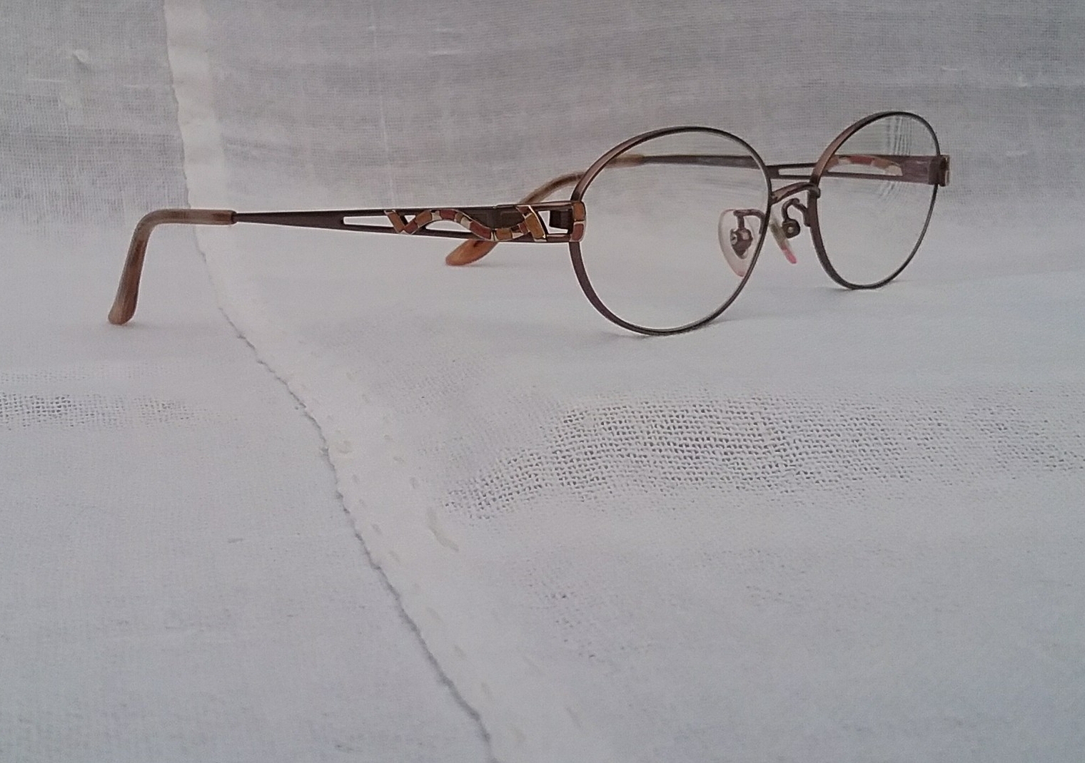 แว่นสายตาลักซ์ชัวรีแบรนด์แถวหน้าของโลก นีนา ริชชี่ มือหนึ่ง สต็อกเก่าฝรั่งเศสทศวรรษ 2000 กรอบวัสดุเกรดพรีเมียม-ไททาเนียมบริสุทธิ์สีทอง เลนส์บลูโพรเทค มัลติโค้ท คุณภาพสูง ค่าสายตาบวก 150 ป้องกันแสงสีฟ้าที่อันตรายจากคอมพิวเตอร์ได้อย่างสมบูรณ์แบบ Authentic NINA RICCI handmade in the 2000s in Japan